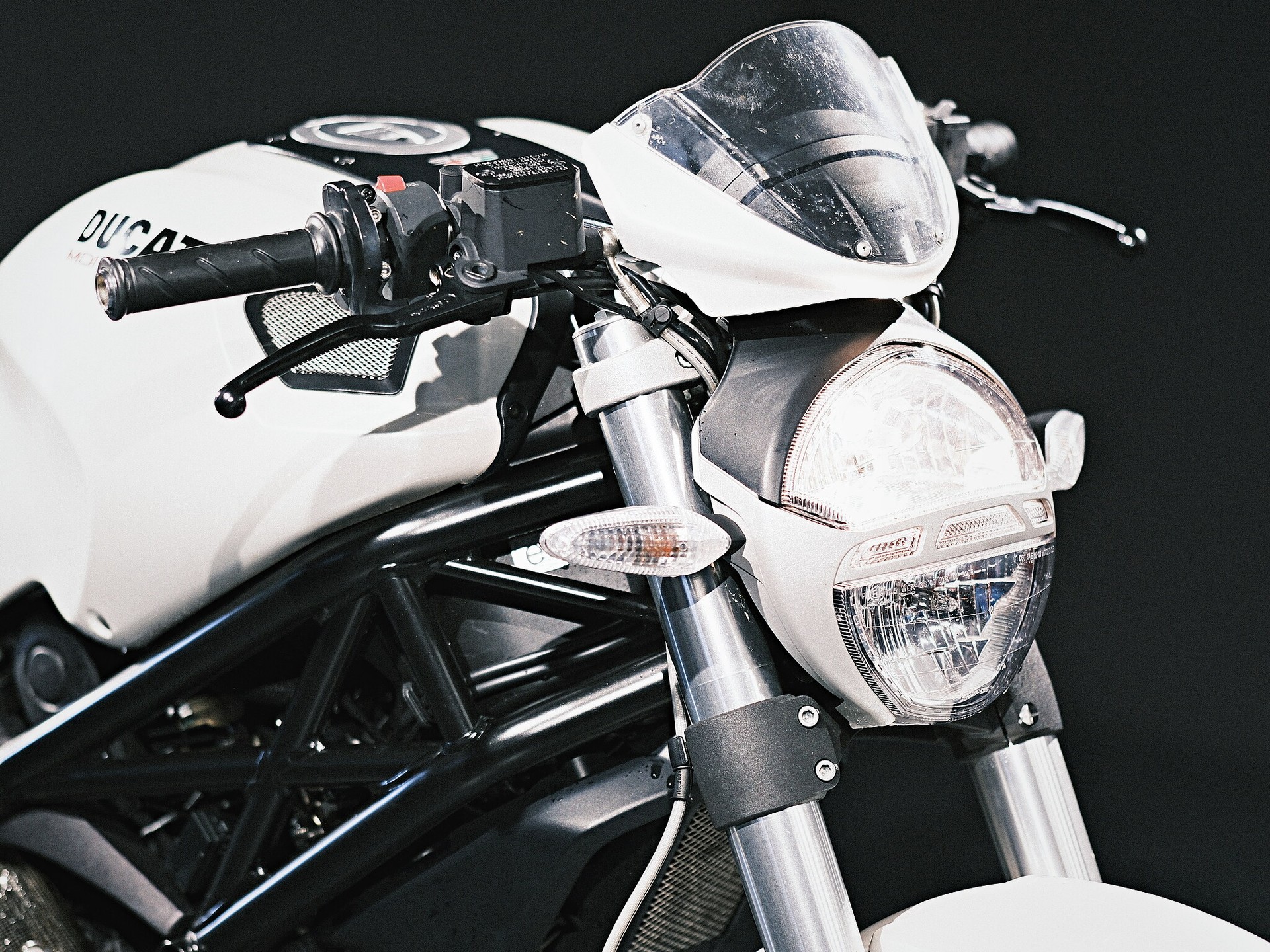 DUCATI Monster 696M plus-image-12
