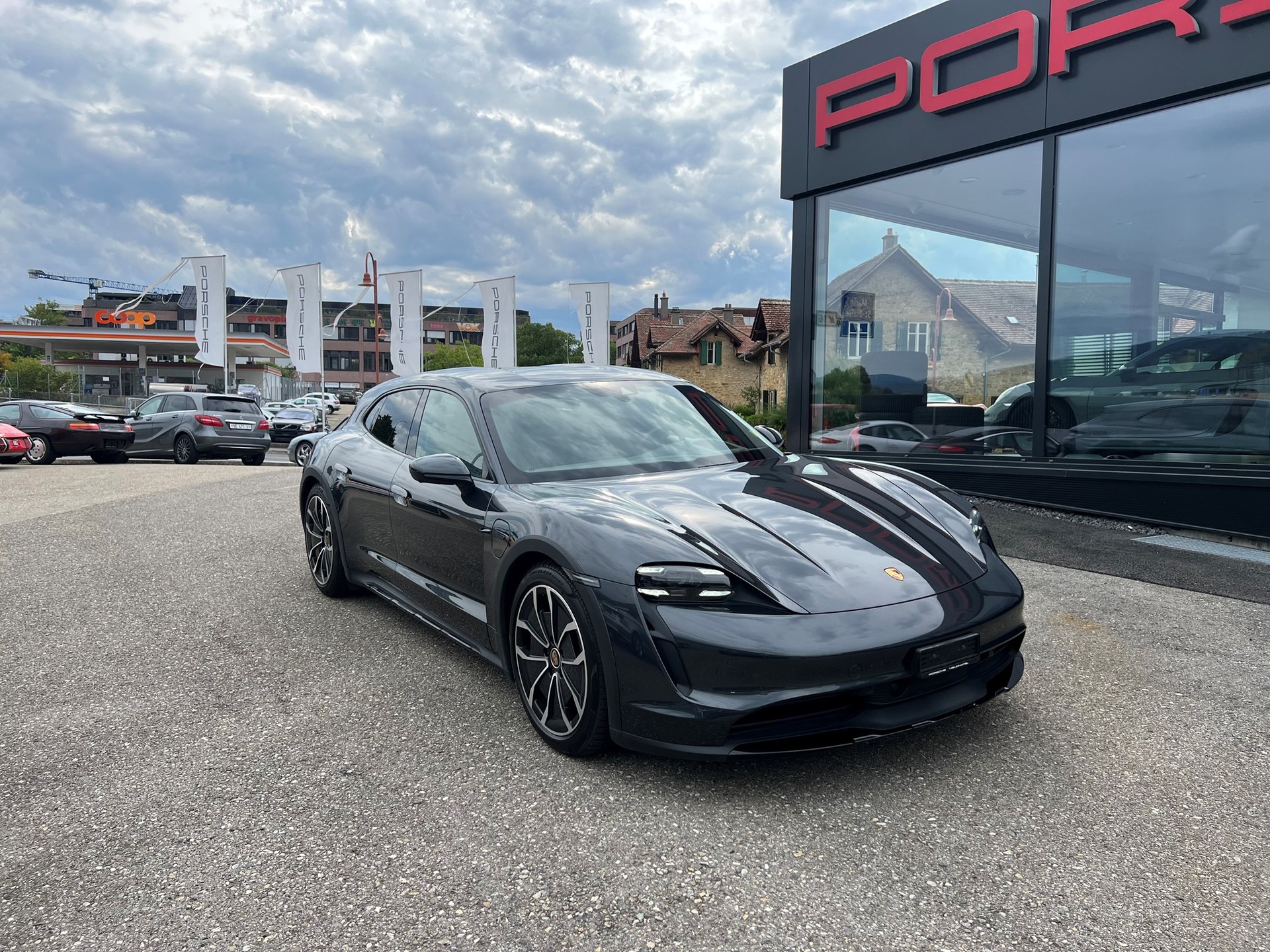 PORSCHE Taycan 4 Cross Turismo-showroom-element-1