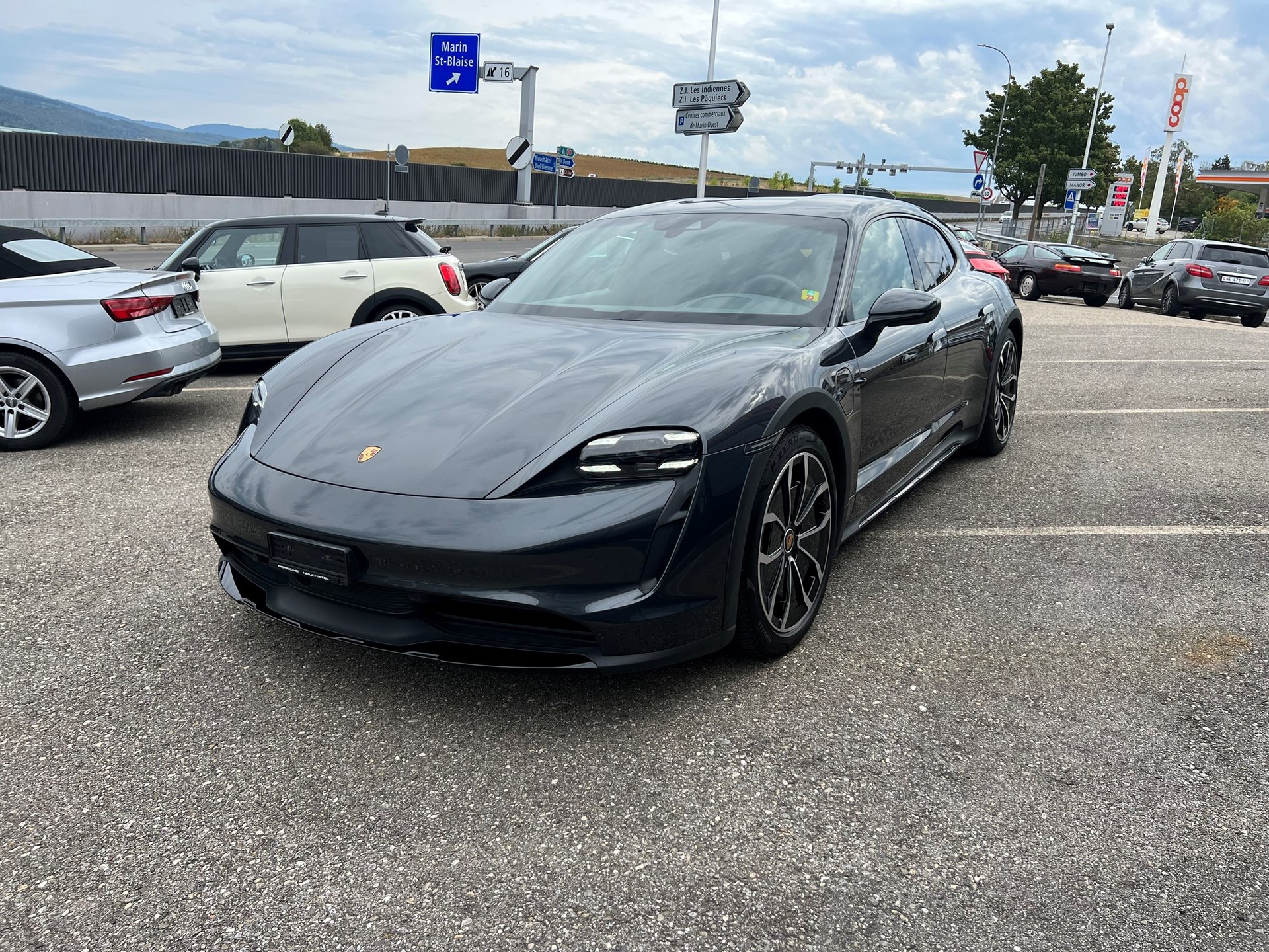 PORSCHE Taycan 4 Cross Turismo-showroom-element-3