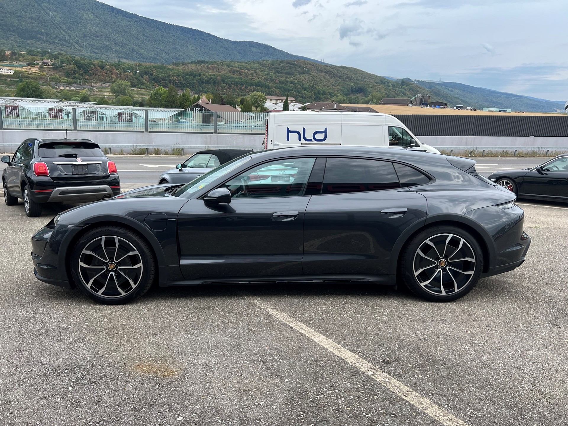 PORSCHE Taycan 4 Cross Turismo-image-4