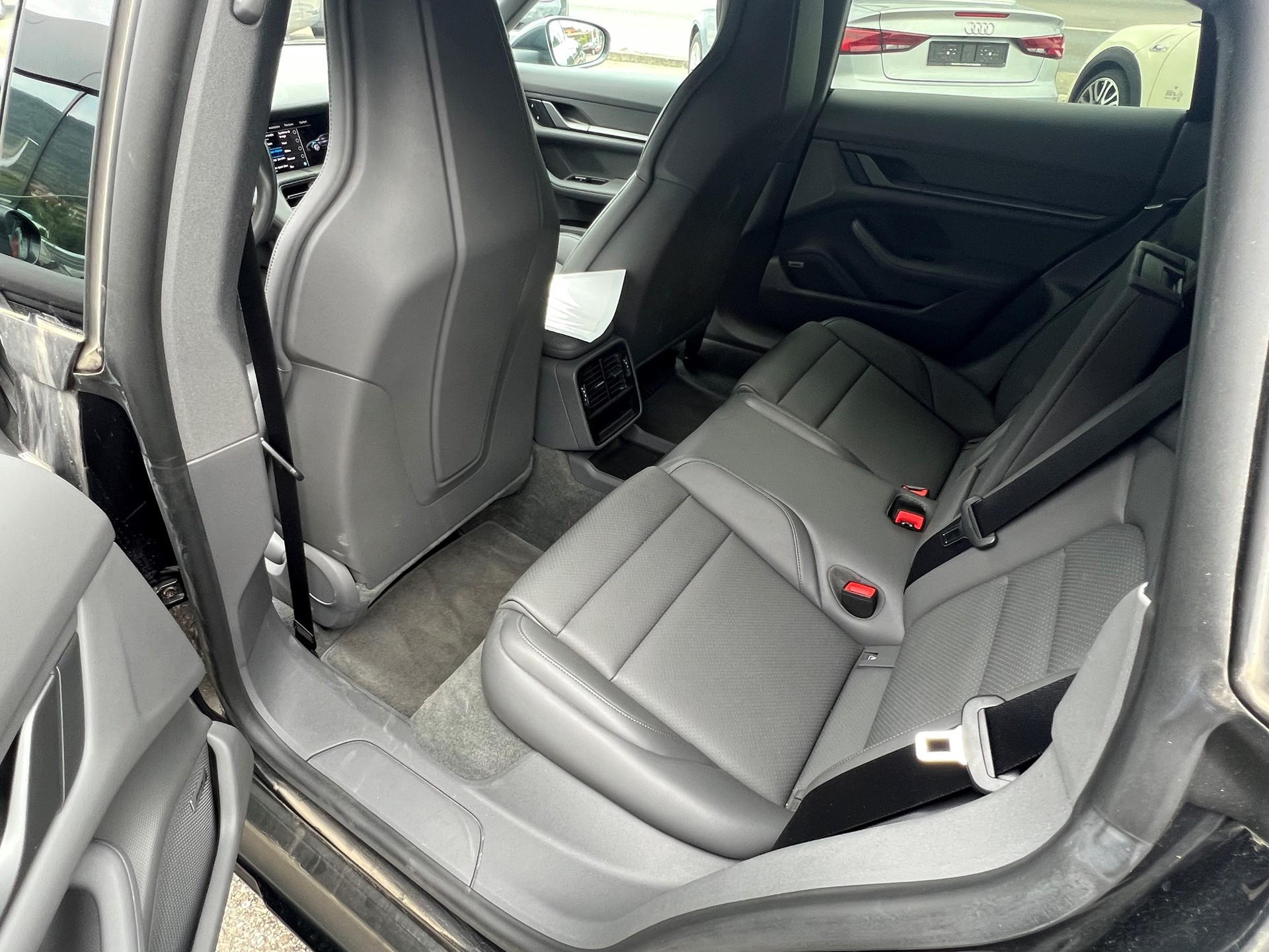 PORSCHE Taycan 4 Cross Turismo-image-8