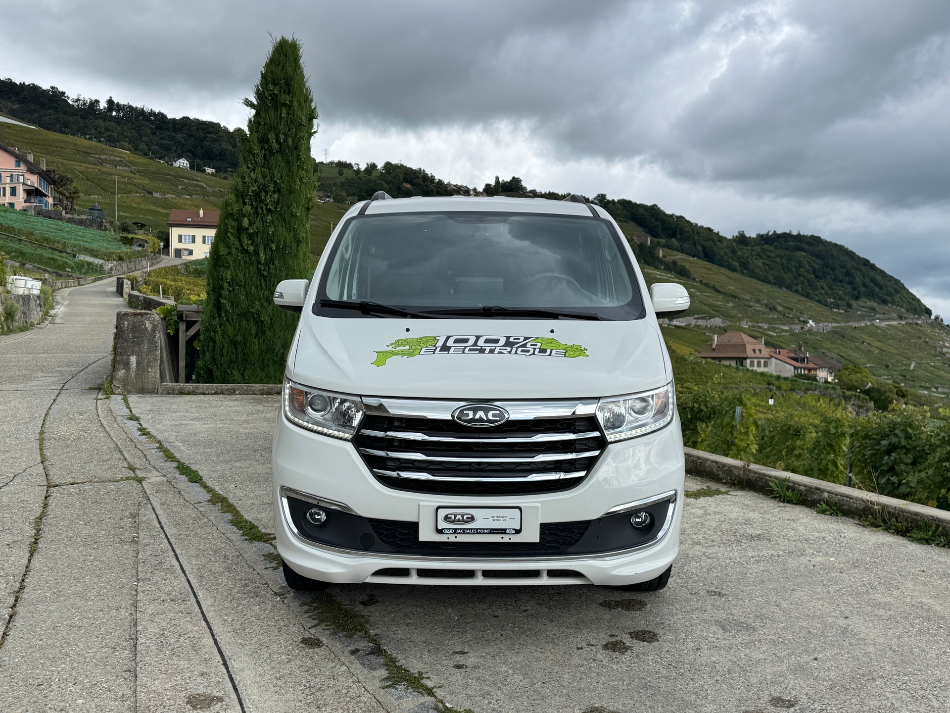JAC M3EV-showroom-element-3
