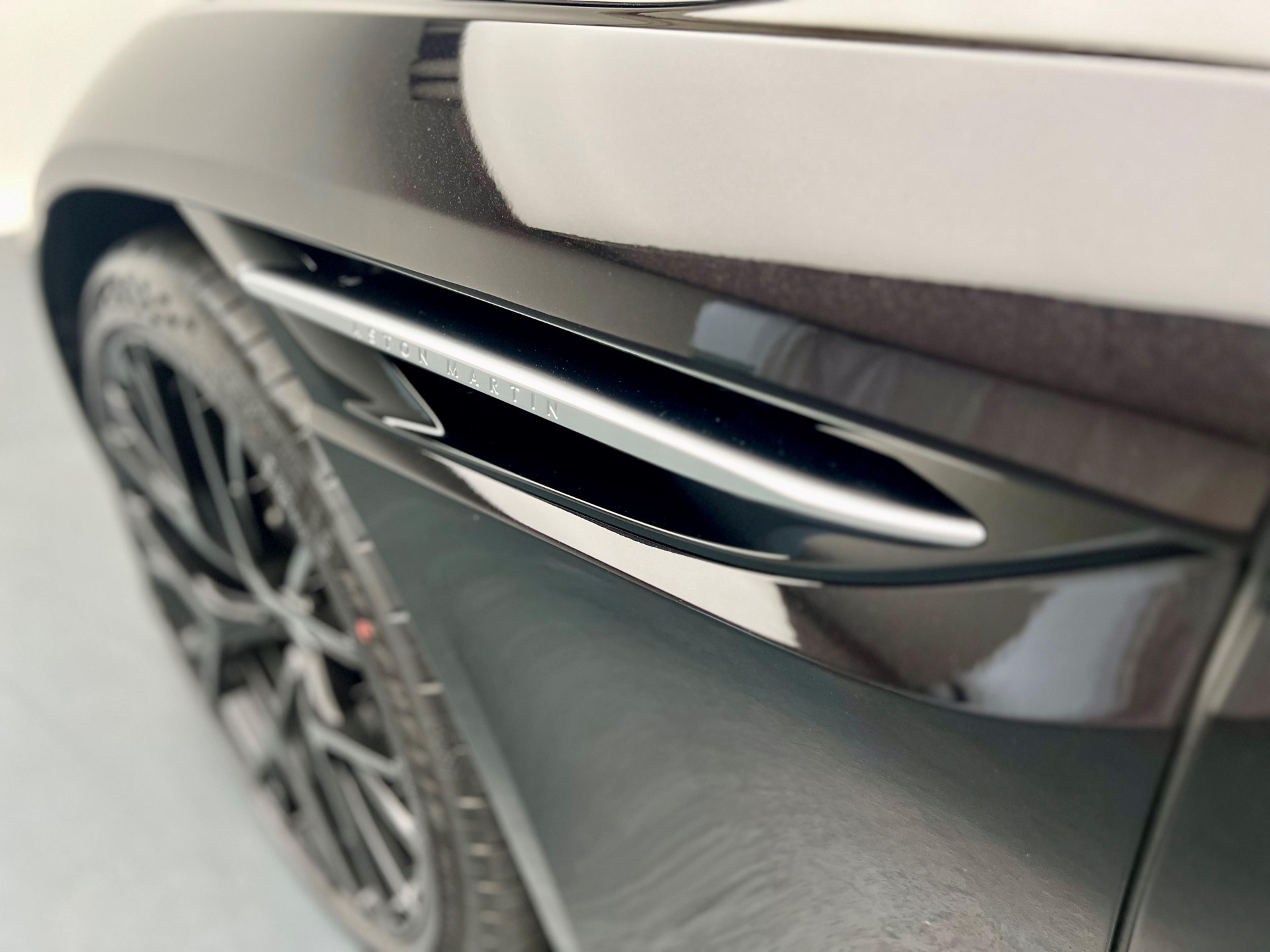 ASTON MARTIN DB12 Volante 4.0 V8 Bi-Turbo-image-24