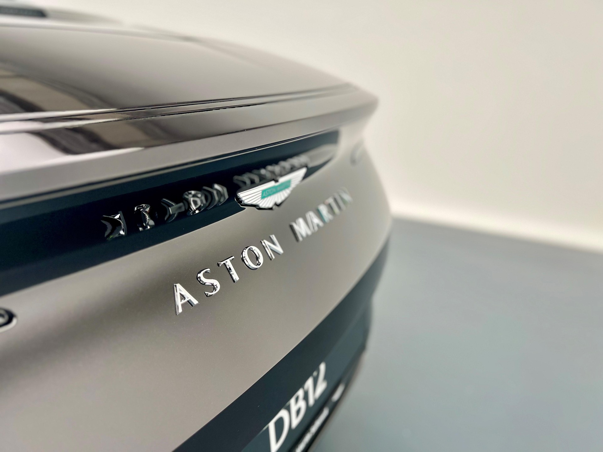 ASTON MARTIN DB12 Volante 4.0 V8 Bi-Turbo-image-28