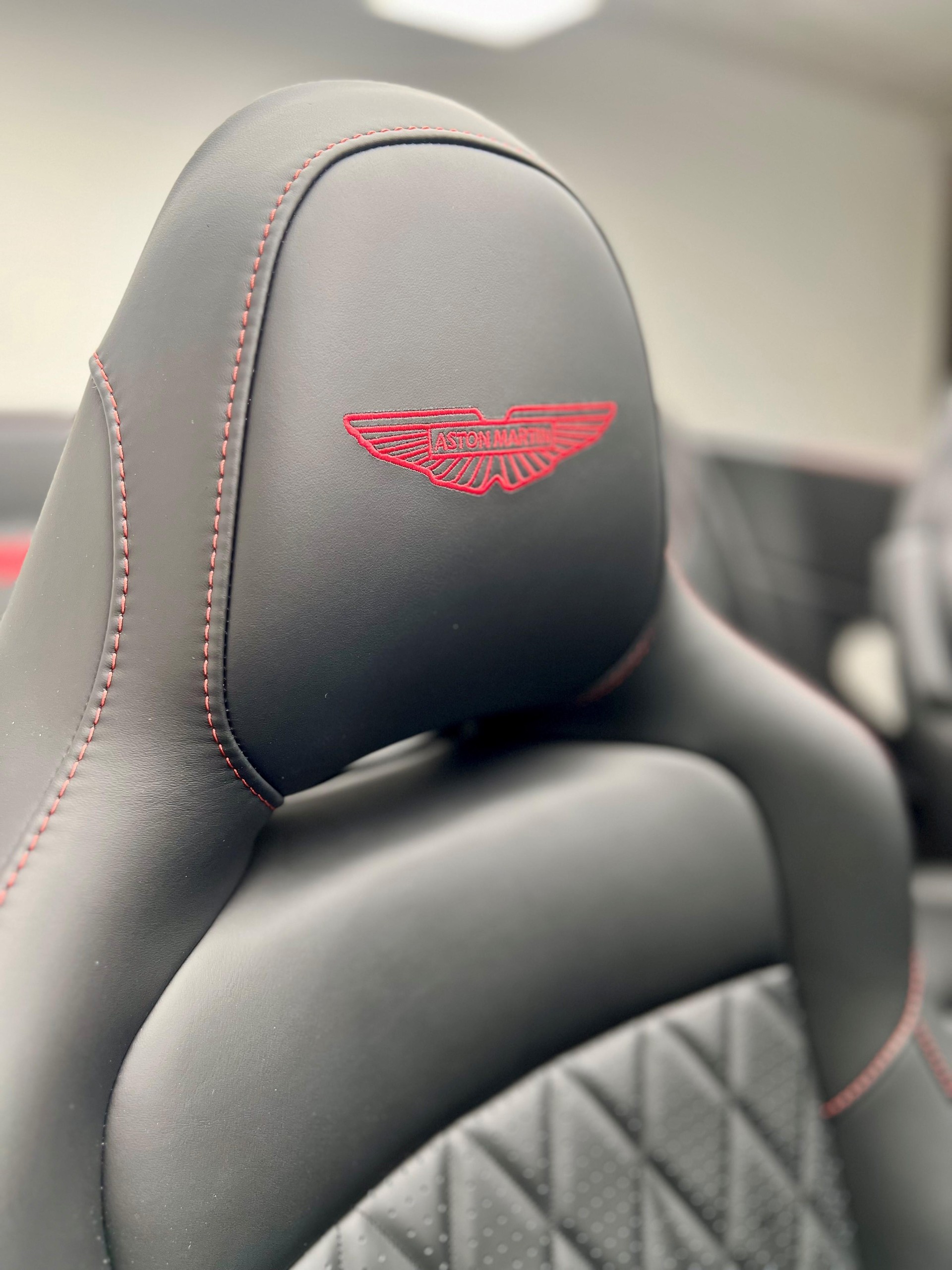 ASTON MARTIN DB12 Volante 4.0 V8 Bi-Turbo-image-9