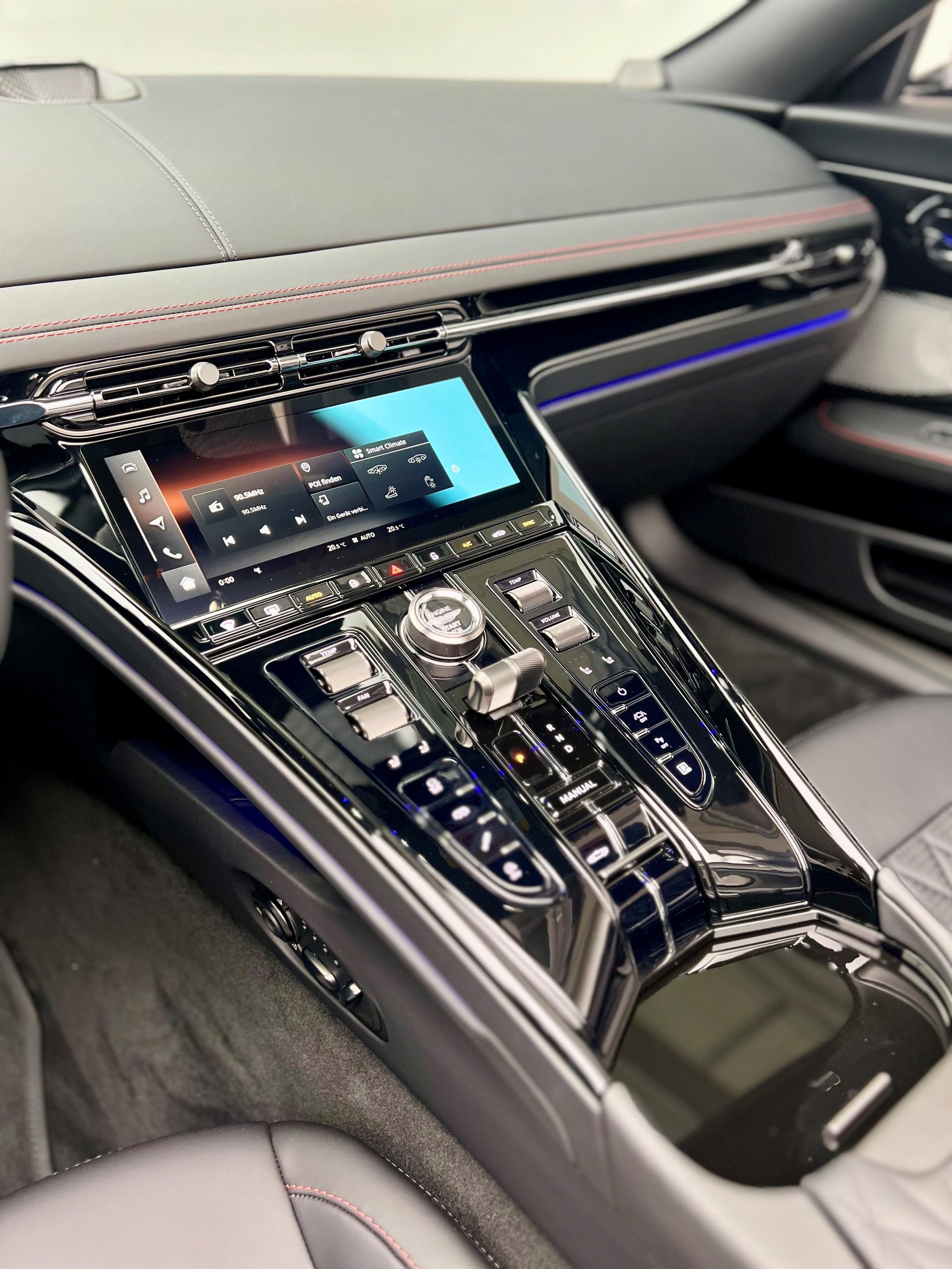 ASTON MARTIN DB12 Volante 4.0 V8 Bi-Turbo-image-11