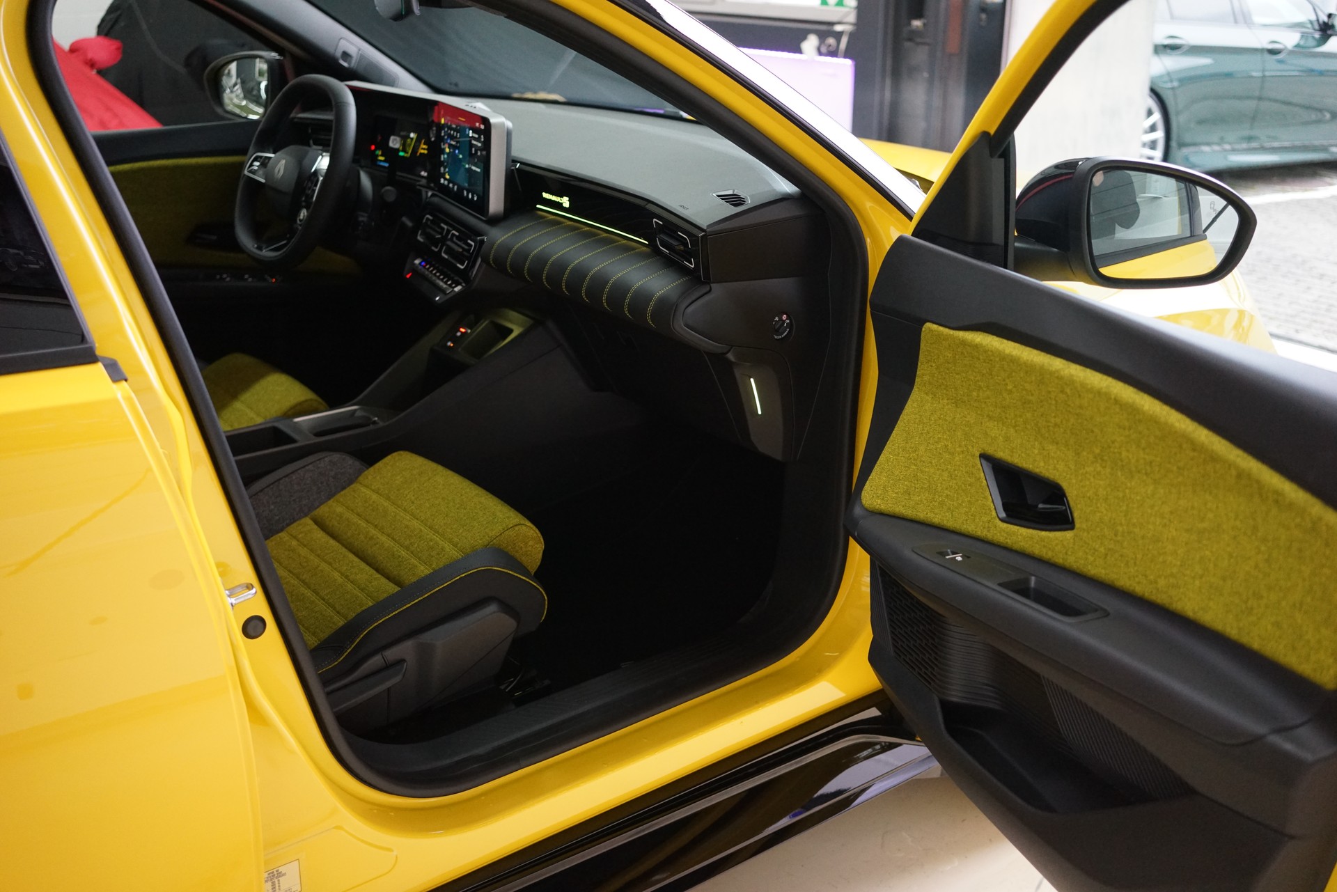 RENAULT R5 E-Tech Comfort Range 52 kWh Iconic Five-image-26
