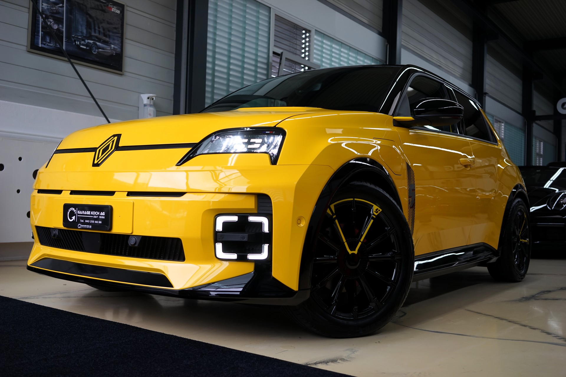 RENAULT R5 E-Tech Comfort Range 52 kWh Iconic Five-showroom-element-1