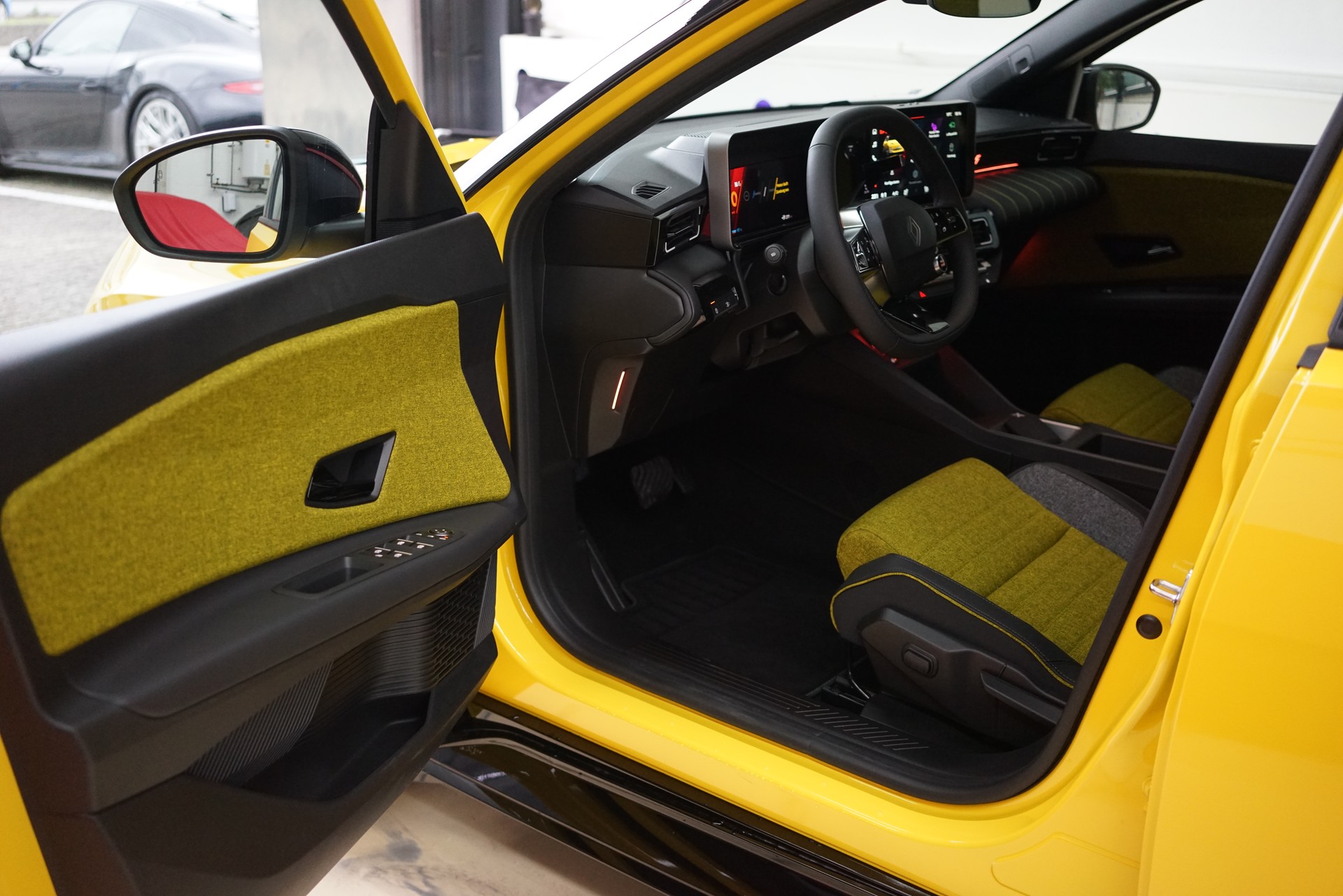 RENAULT R5 E-Tech Comfort Range 52 kWh Iconic Five-image-15