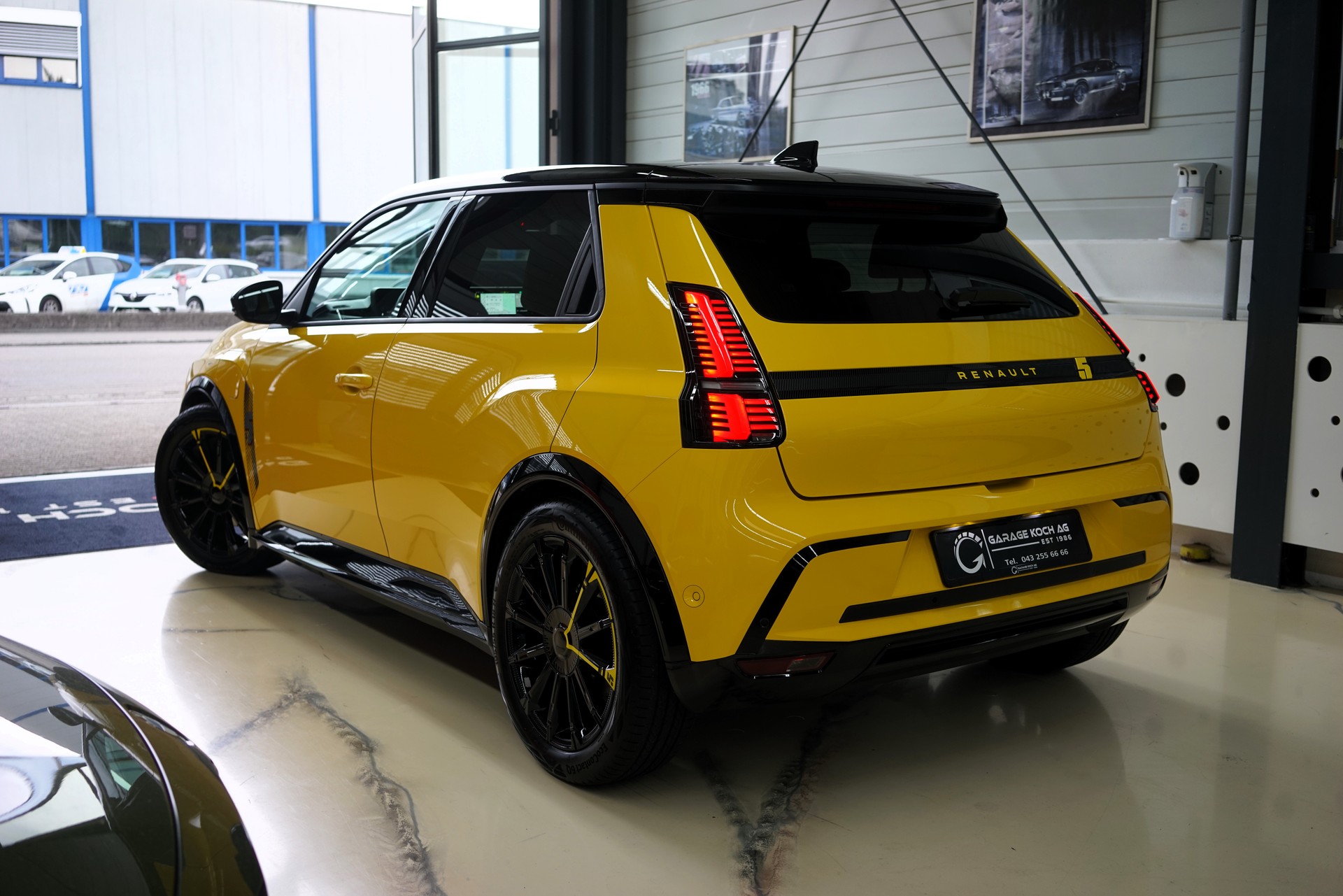 RENAULT R5 E-Tech Comfort Range 52 kWh Iconic Five-image-4