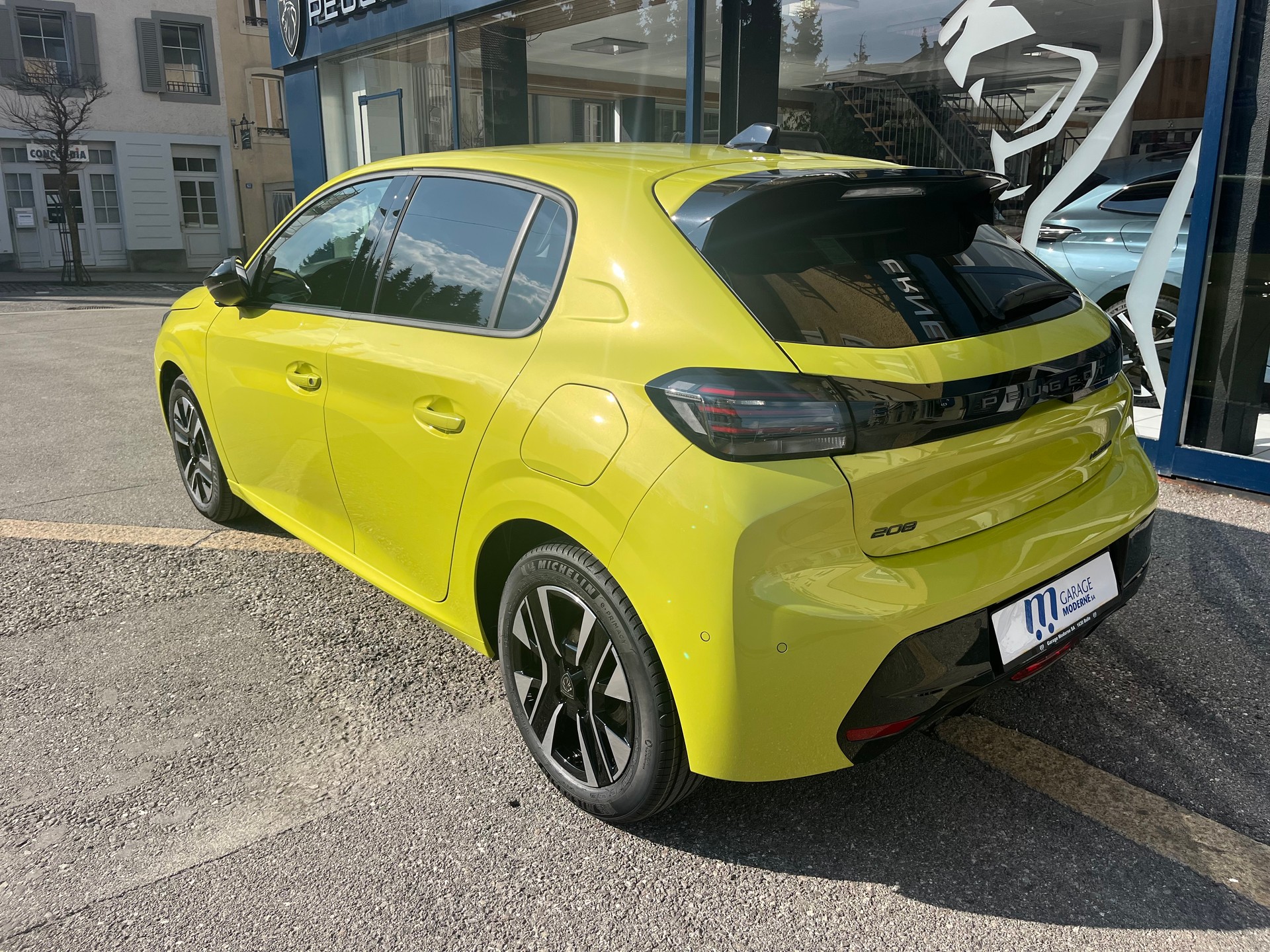PEUGEOT 208 1.2 Hybrid Allure Premium-image-5