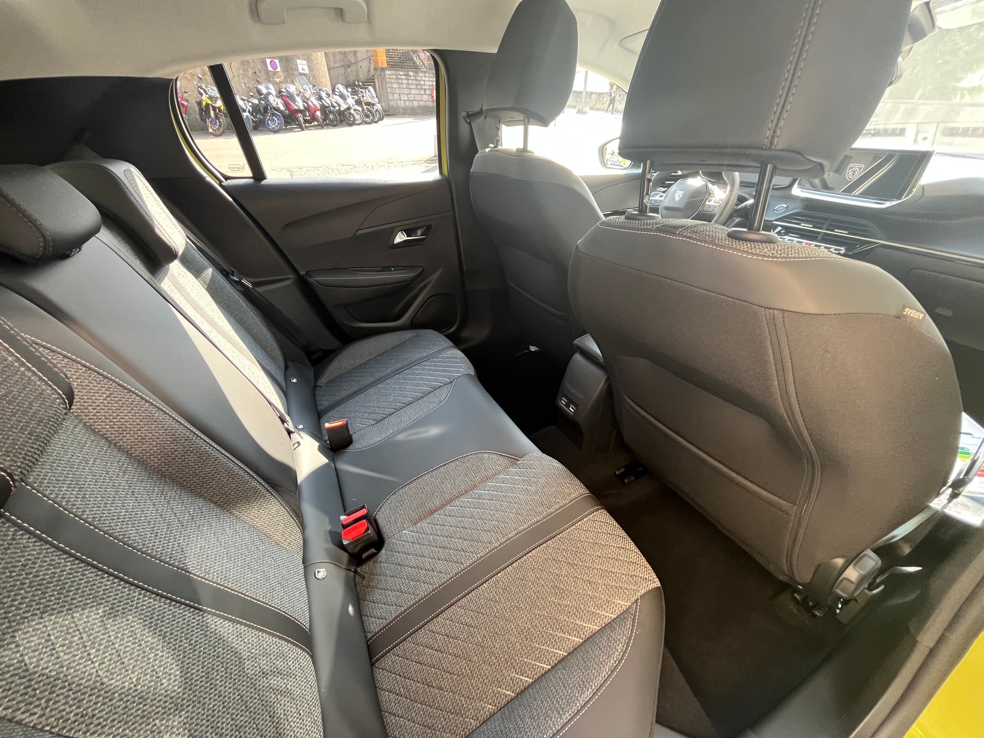 PEUGEOT 208 1.2 Hybrid Allure Premium-image-8