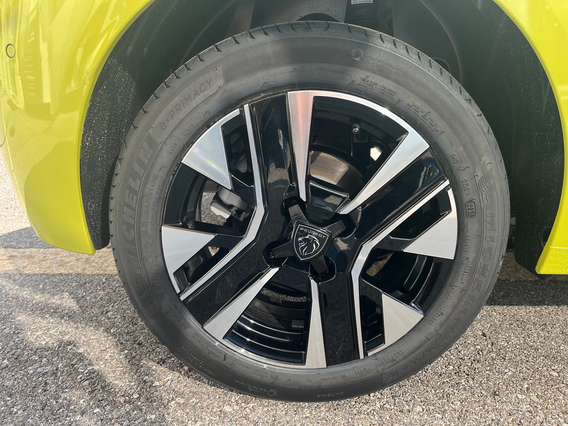 PEUGEOT 208 1.2 Hybrid Allure Premium-image-11