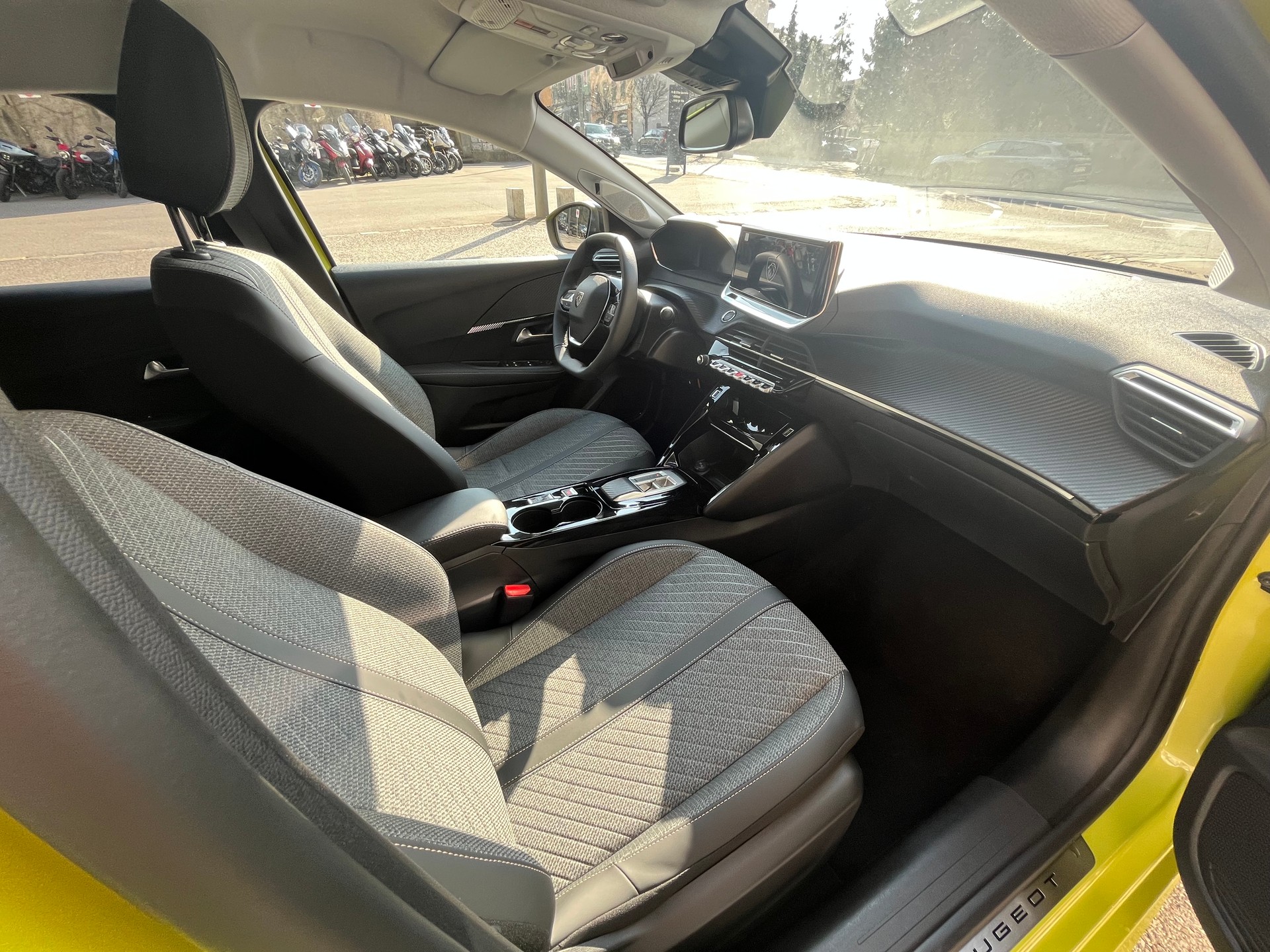 PEUGEOT 208 1.2 Hybrid Allure Premium-image-10