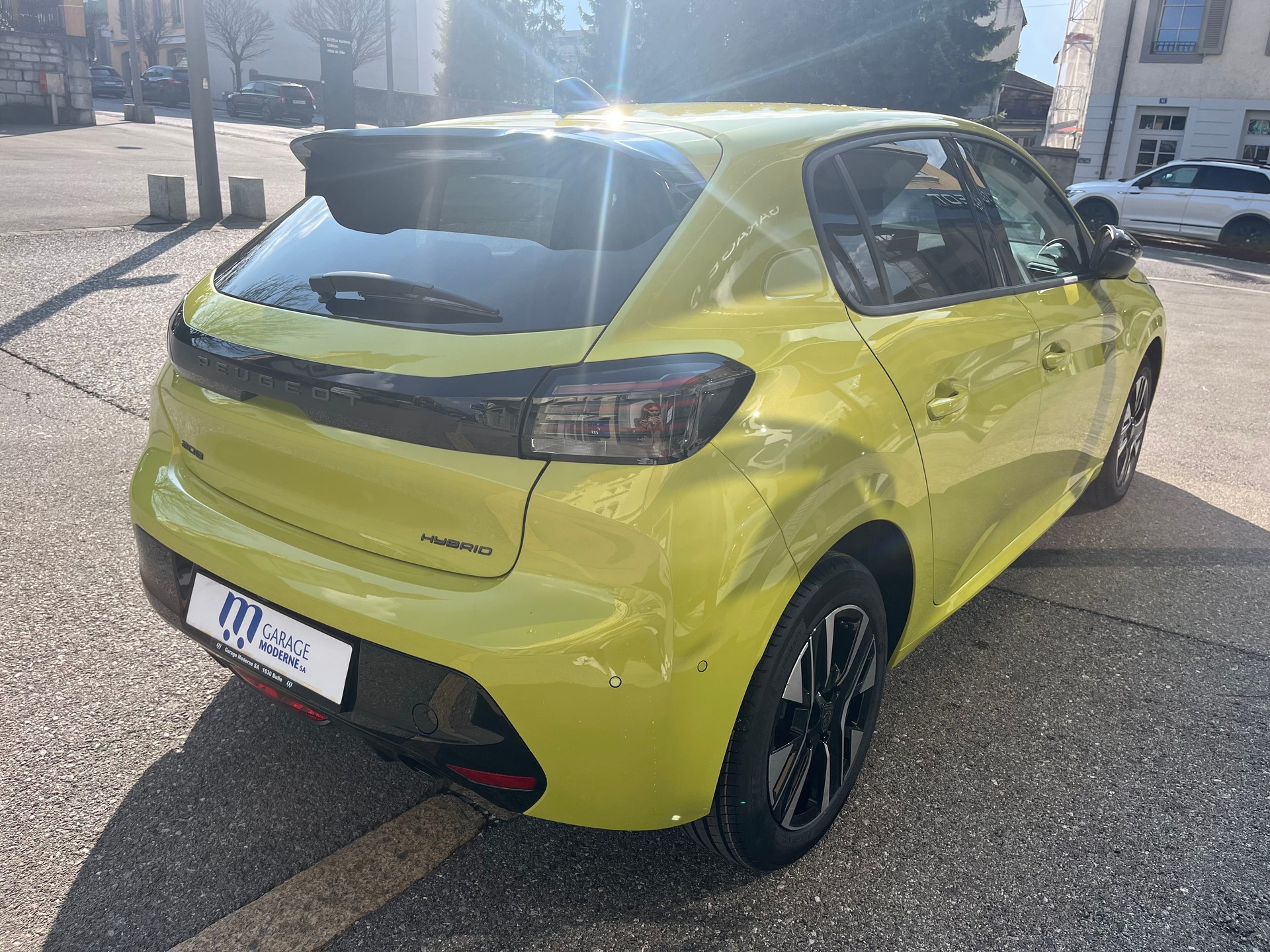 PEUGEOT 208 1.2 Hybrid Allure Premium-image-4