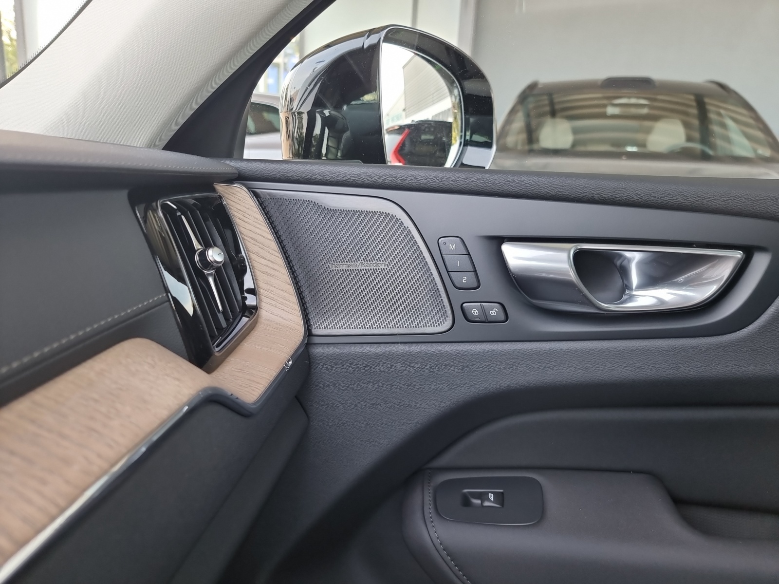 VOLVO XC60 2.0 T6 TE Ultra Dark eAWD-image-13