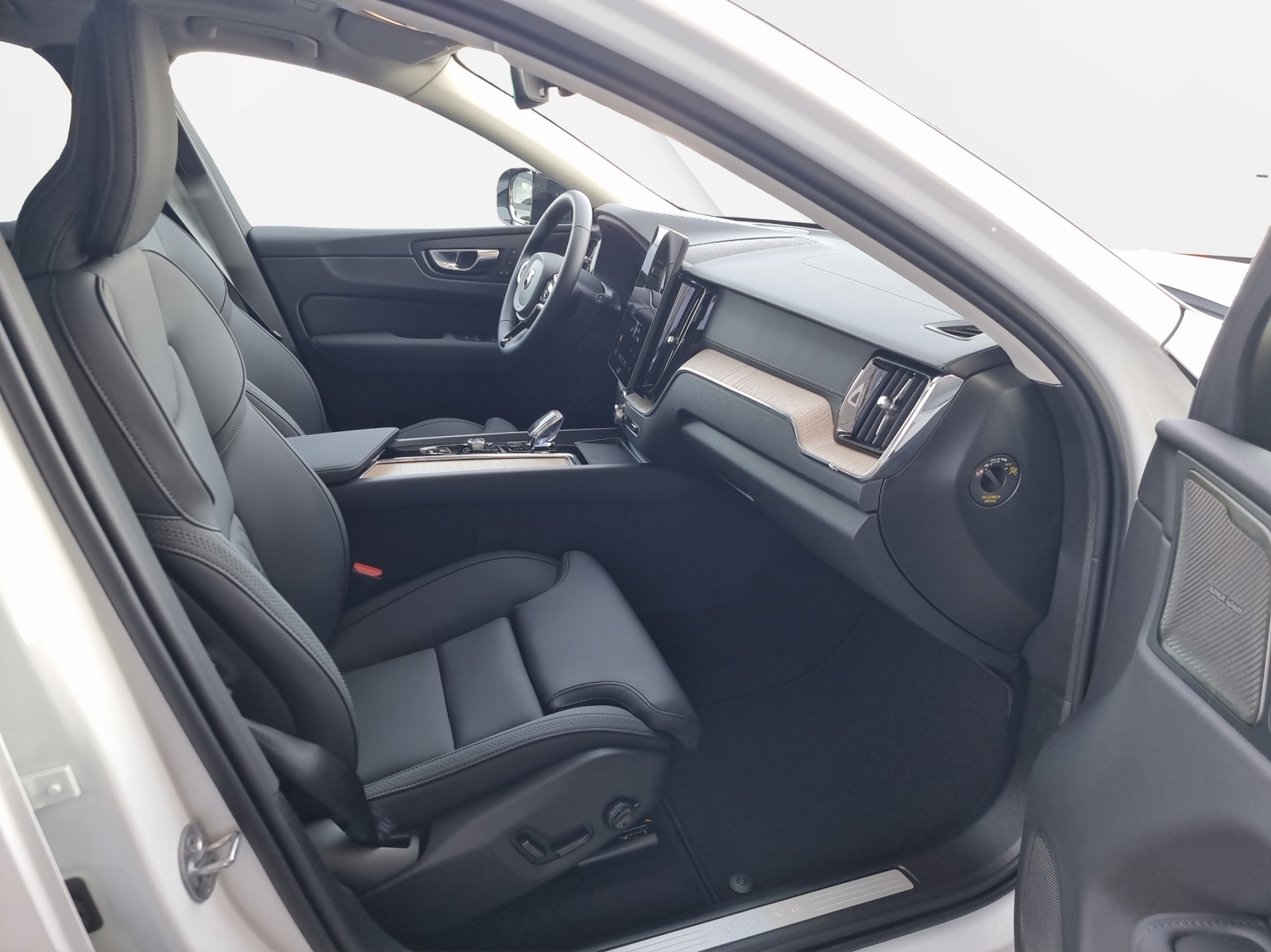 VOLVO XC60 2.0 T6 TE Ultra Dark eAWD-image-8