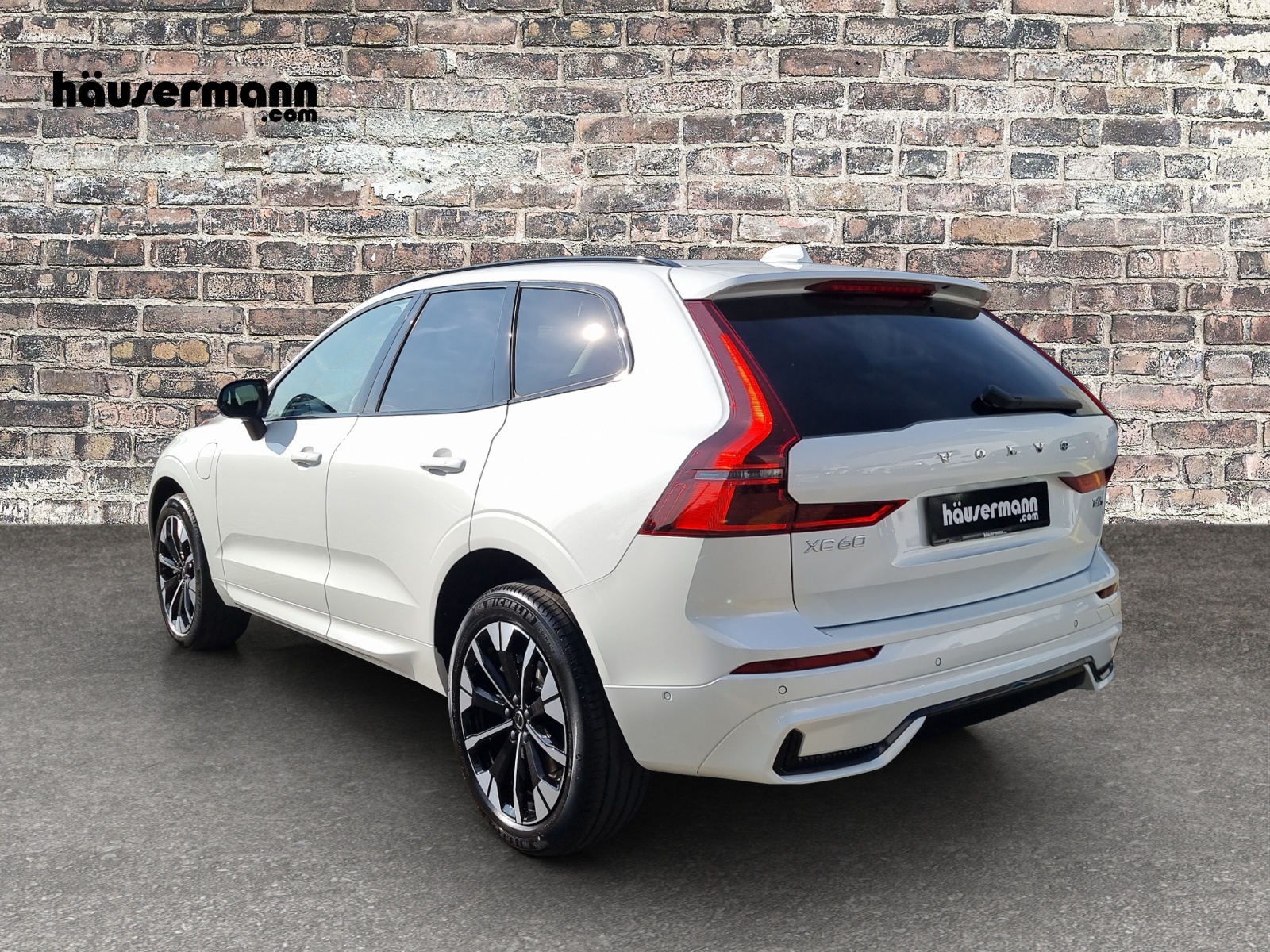 VOLVO XC60 2.0 T6 TE Ultra Dark eAWD-showroom-element-3