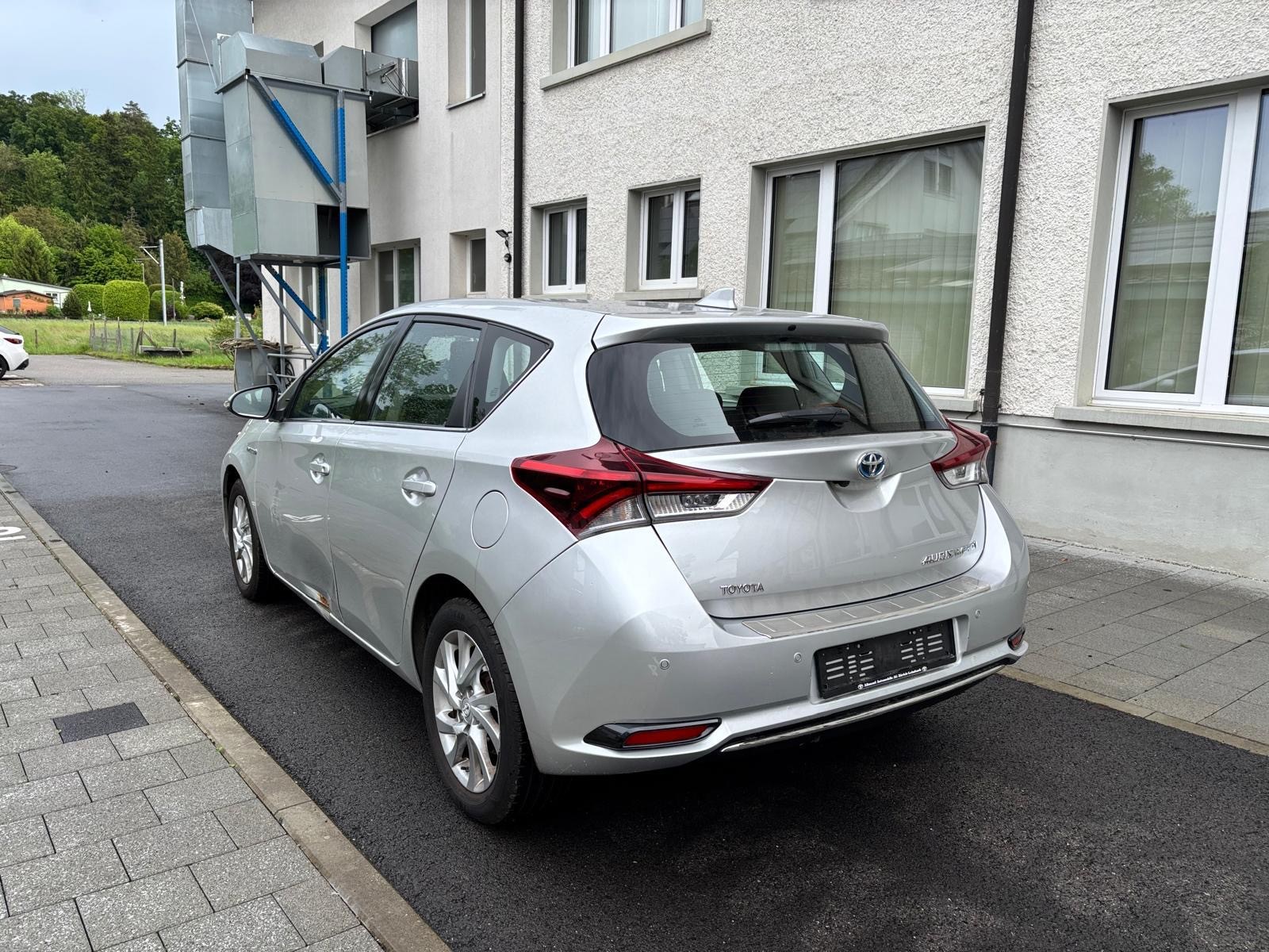 TOYOTA Auris 1.8 HSD Trend e-CVT-image-3