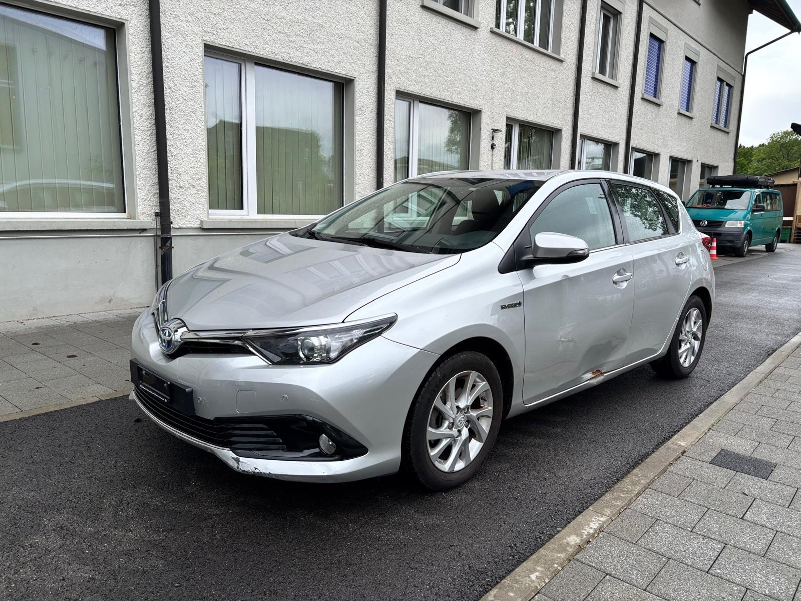 TOYOTA Auris 1.8 HSD Trend e-CVT-image-4