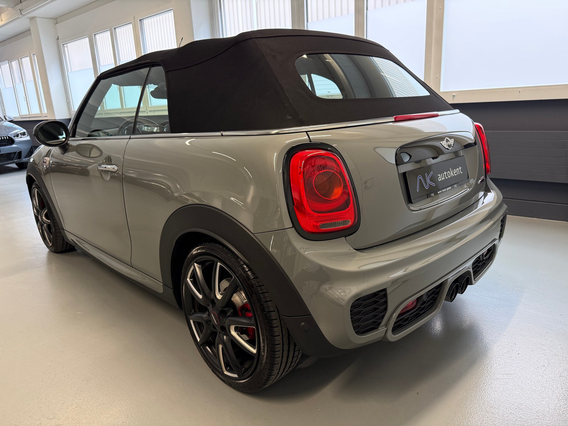 MINI Cooper John Cooper Works Cabriolet Steptronic-image-9