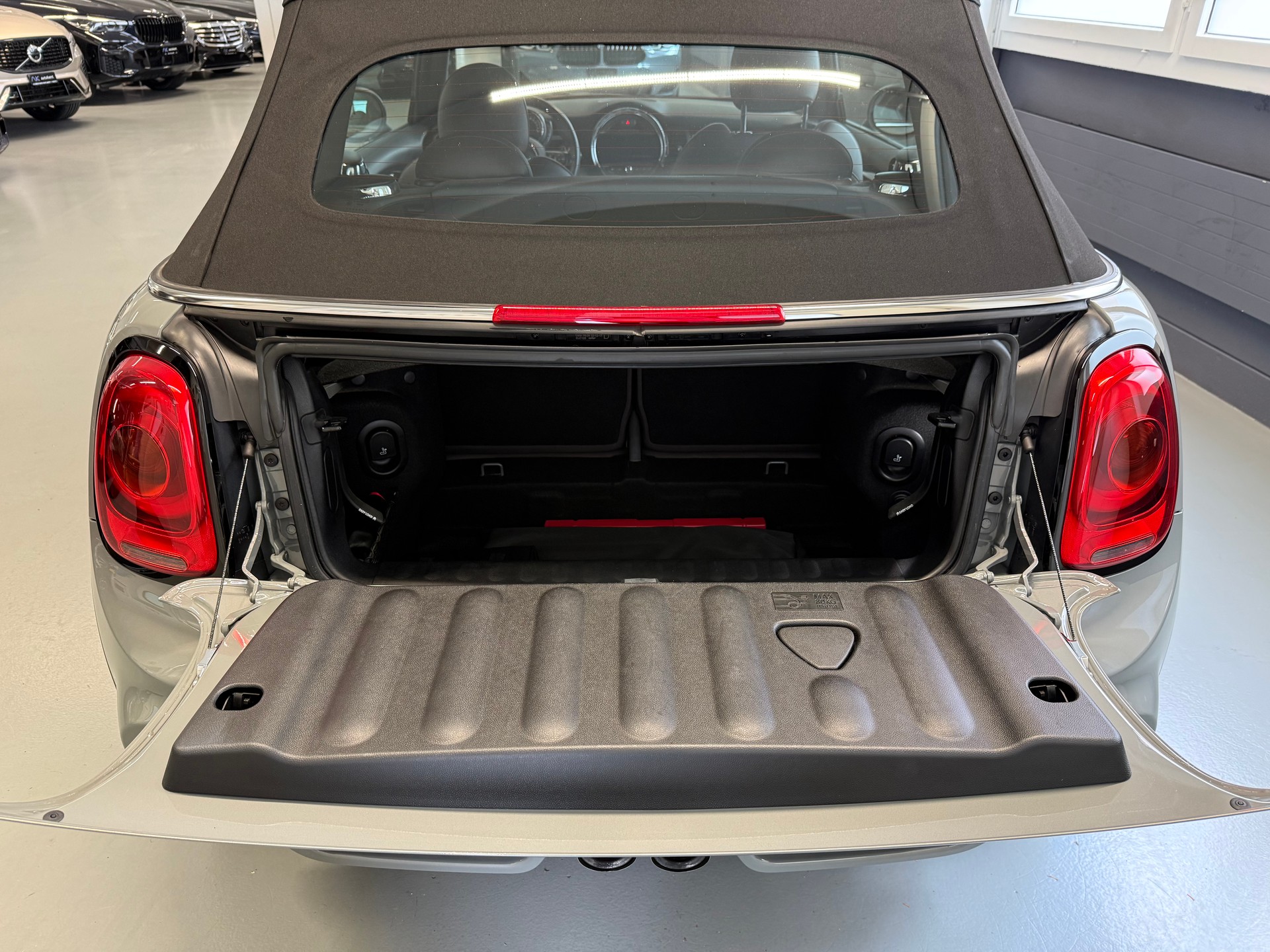 MINI Cooper John Cooper Works Cabriolet Steptronic-image-11