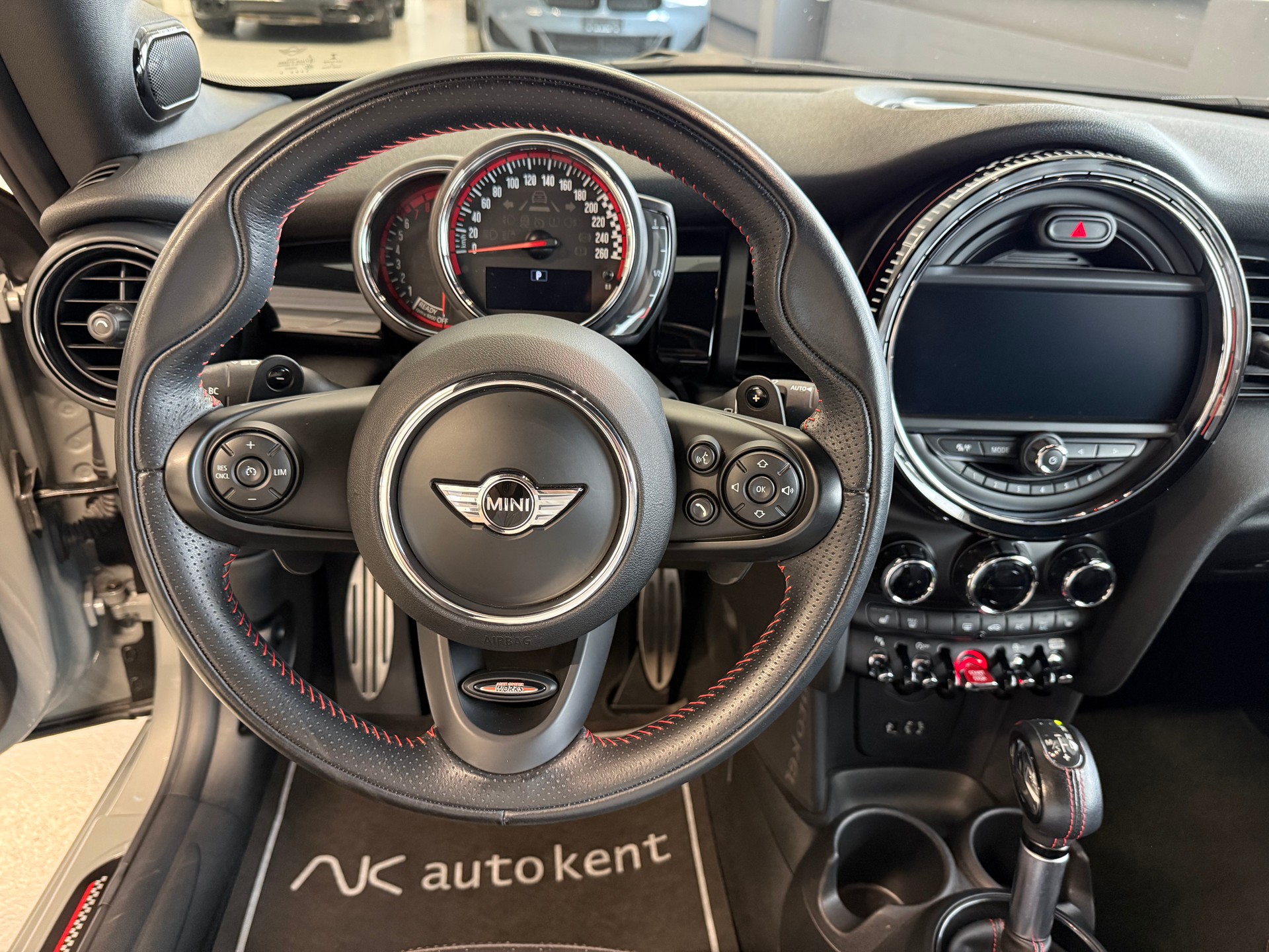 MINI Cooper John Cooper Works Cabriolet Steptronic-image-13