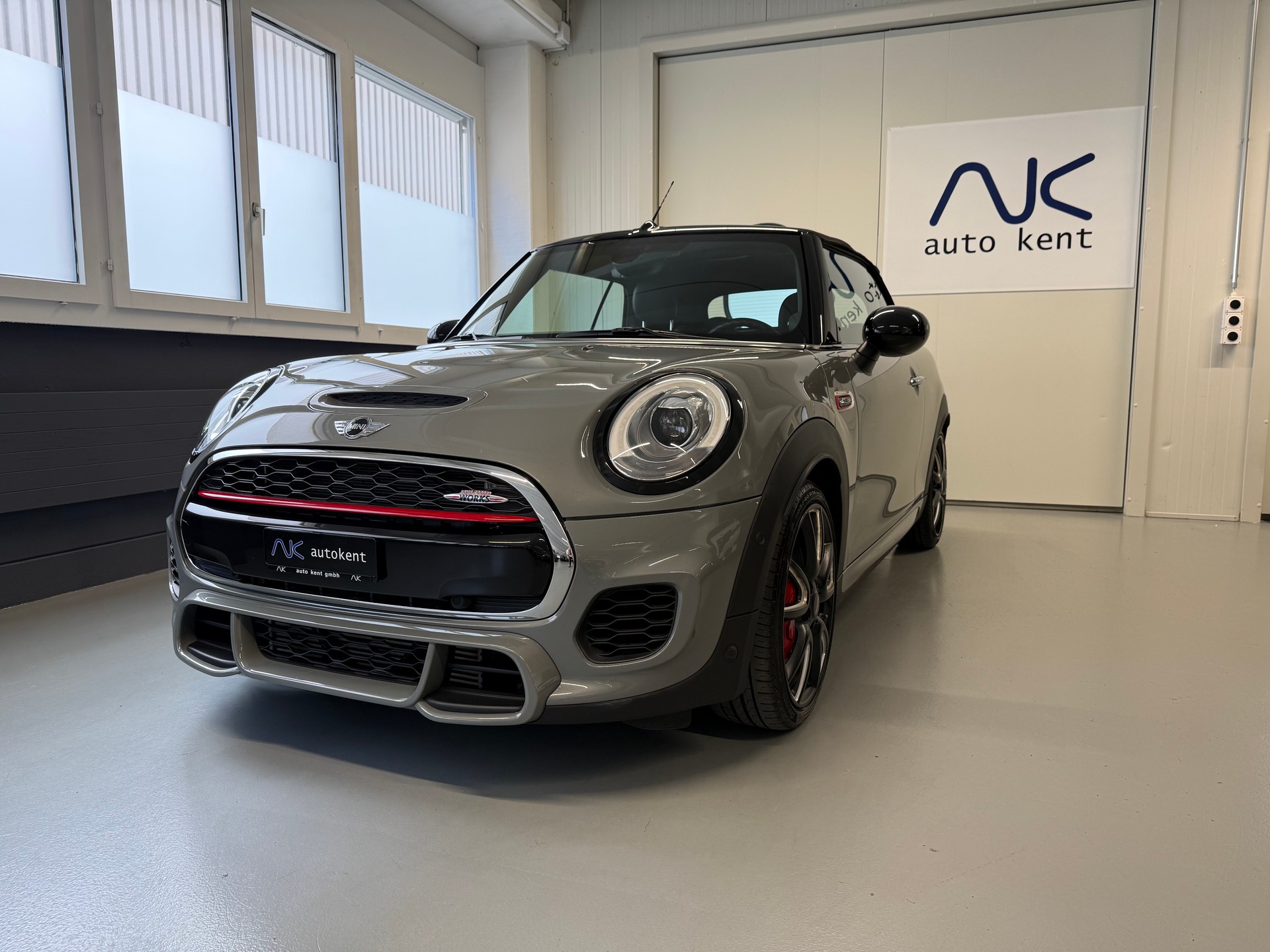 MINI Cooper John Cooper Works Cabriolet Steptronic-image-6