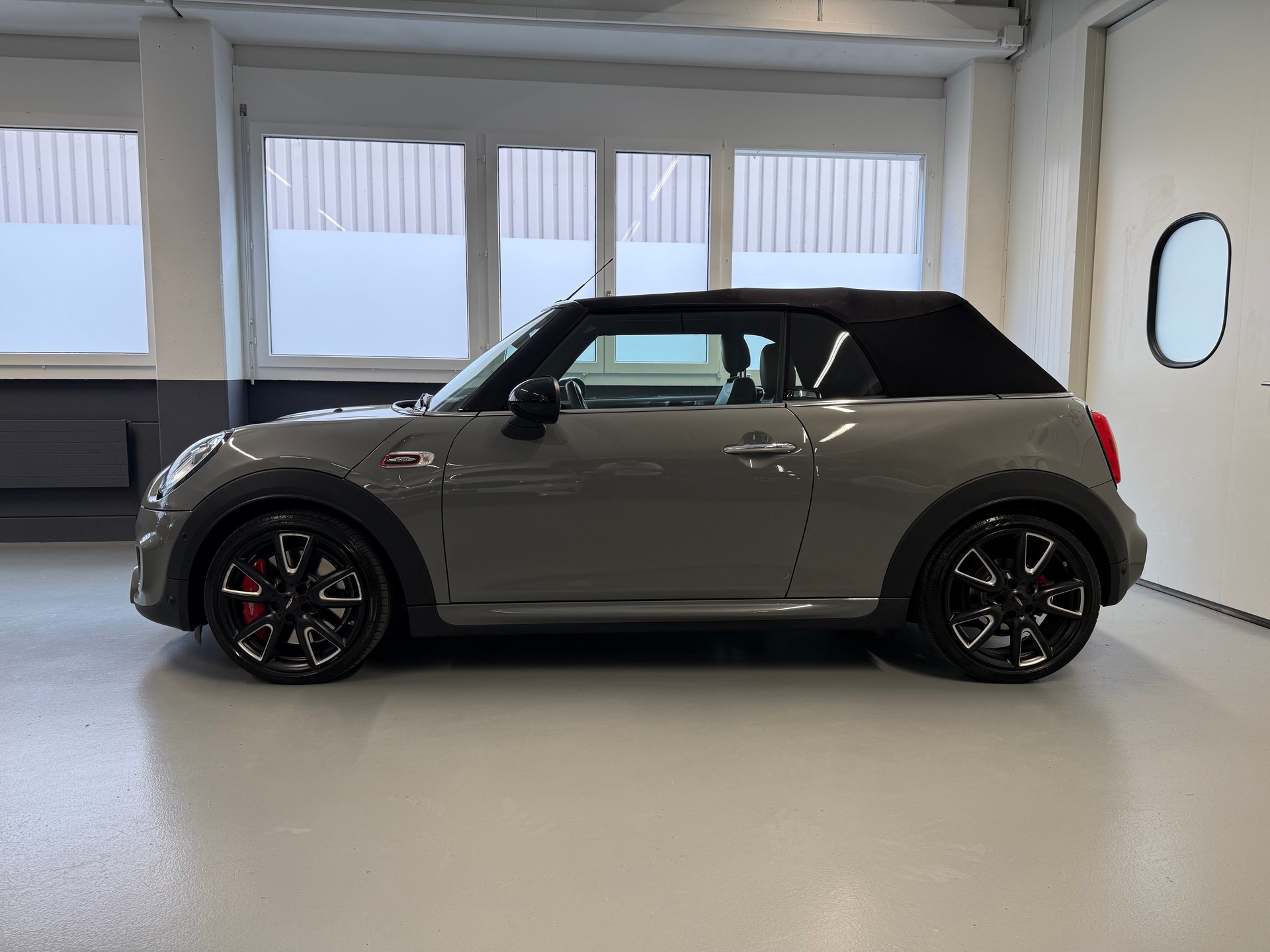 MINI Cooper John Cooper Works Cabriolet Steptronic-image-8