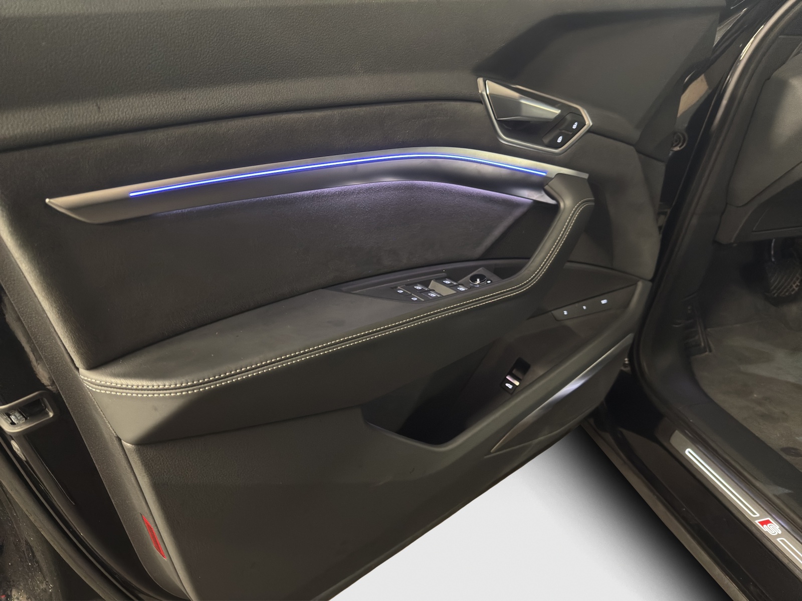 AUDI e-tron S Sportback quattro-image-15