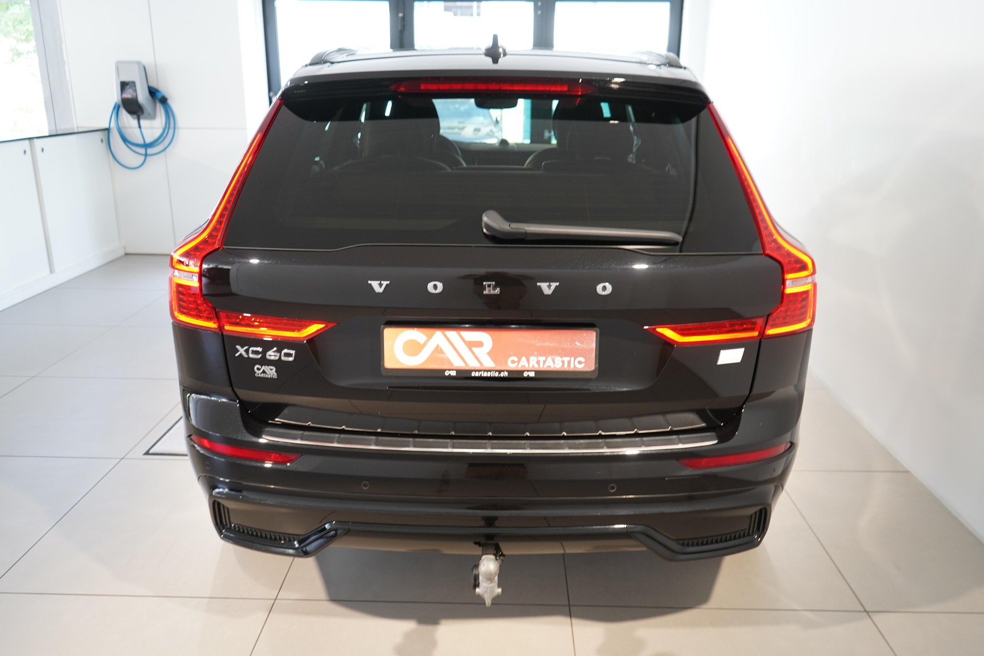 VOLVO XC60 2.0 T6 TE Ultimate Dark eAWD-showroom-element-3