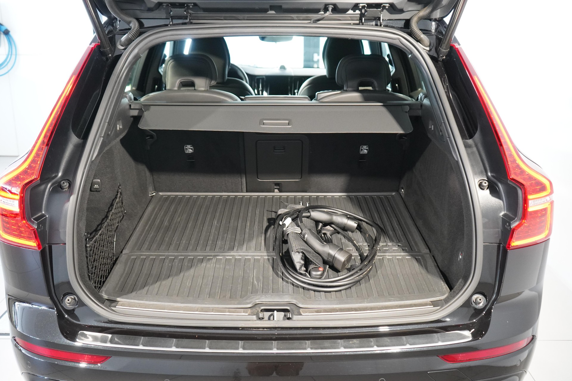 VOLVO XC60 2.0 T6 TE Ultimate Dark eAWD-image-4