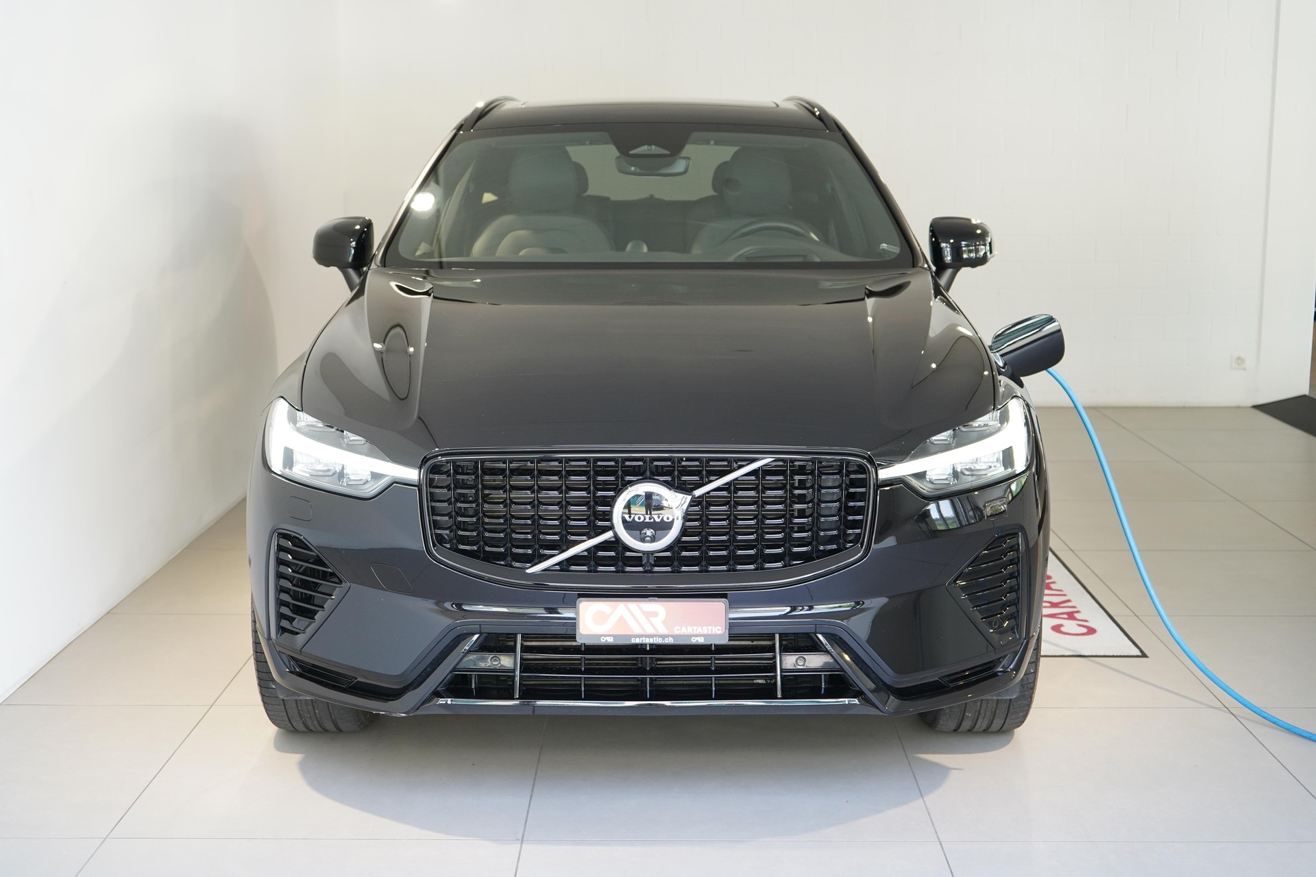 VOLVO XC60 2.0 T6 TE Ultimate Dark eAWD-showroom-element-1