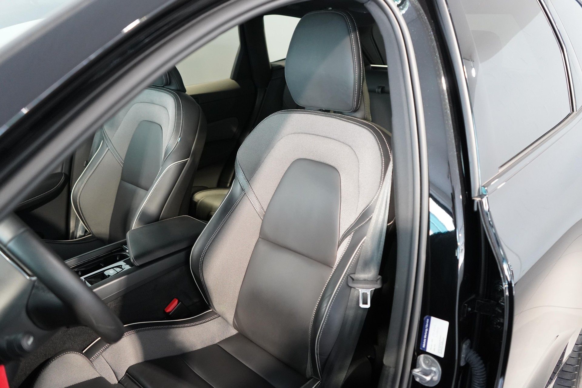 VOLVO XC60 2.0 T6 TE Ultimate Dark eAWD-image-5