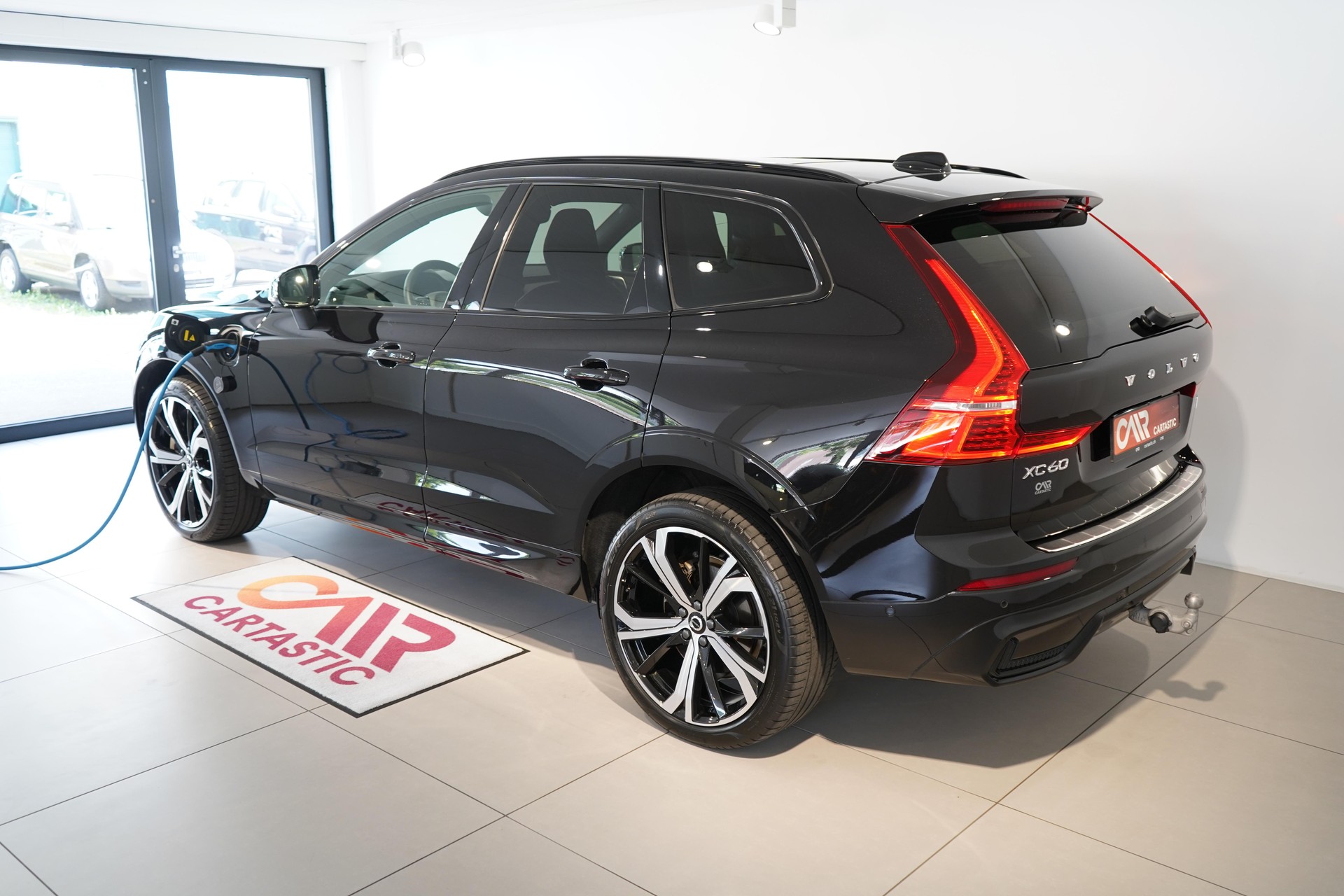 VOLVO XC60 2.0 T6 TE Ultimate Dark eAWD-showroom-element-2