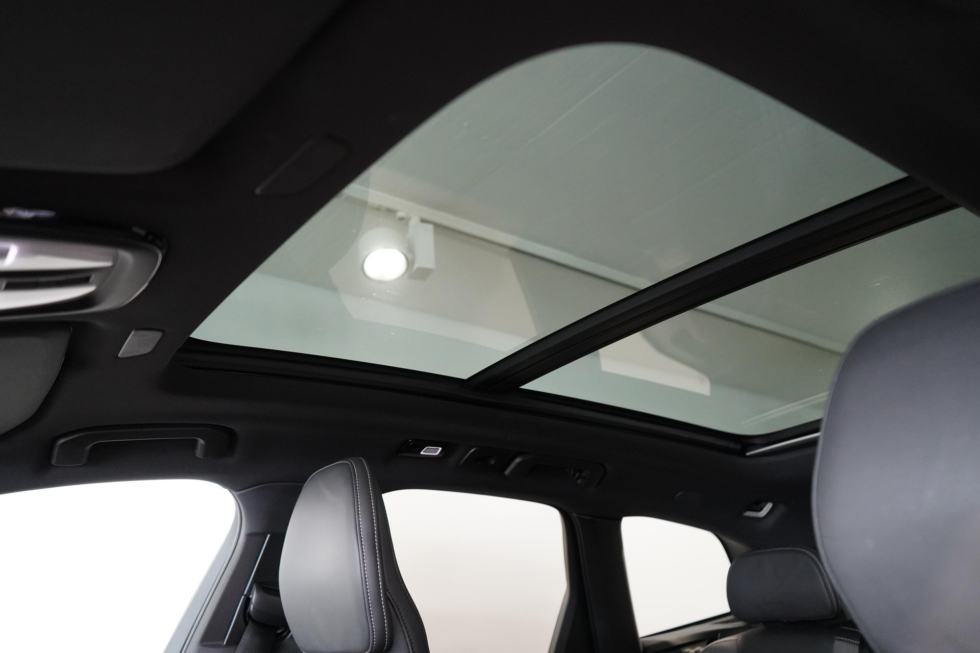 VOLVO XC60 2.0 T6 TE Ultimate Dark eAWD-image-17