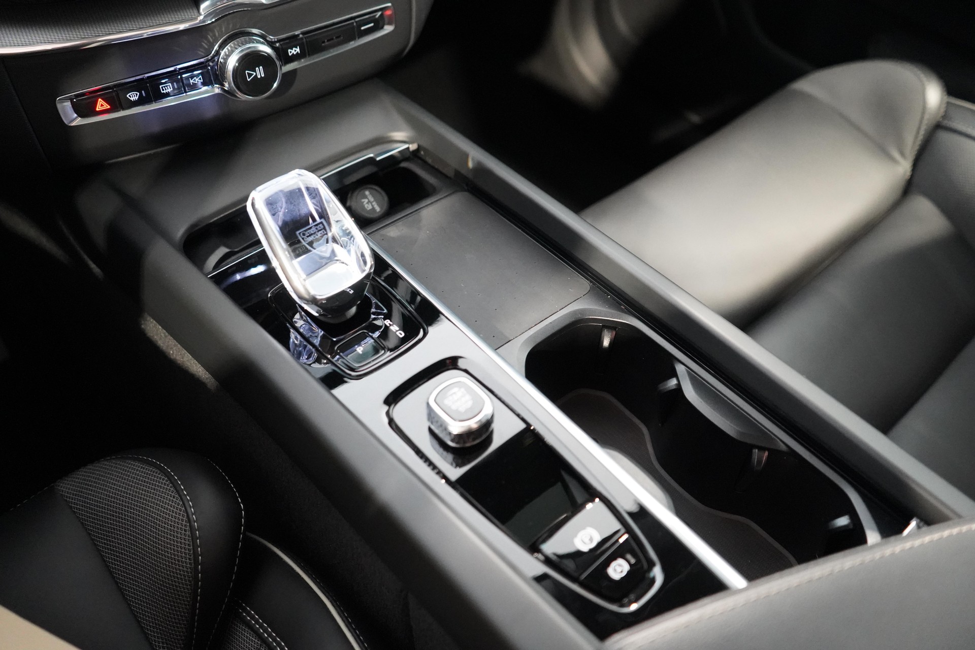 VOLVO XC60 2.0 T6 TE Ultimate Dark eAWD-image-13