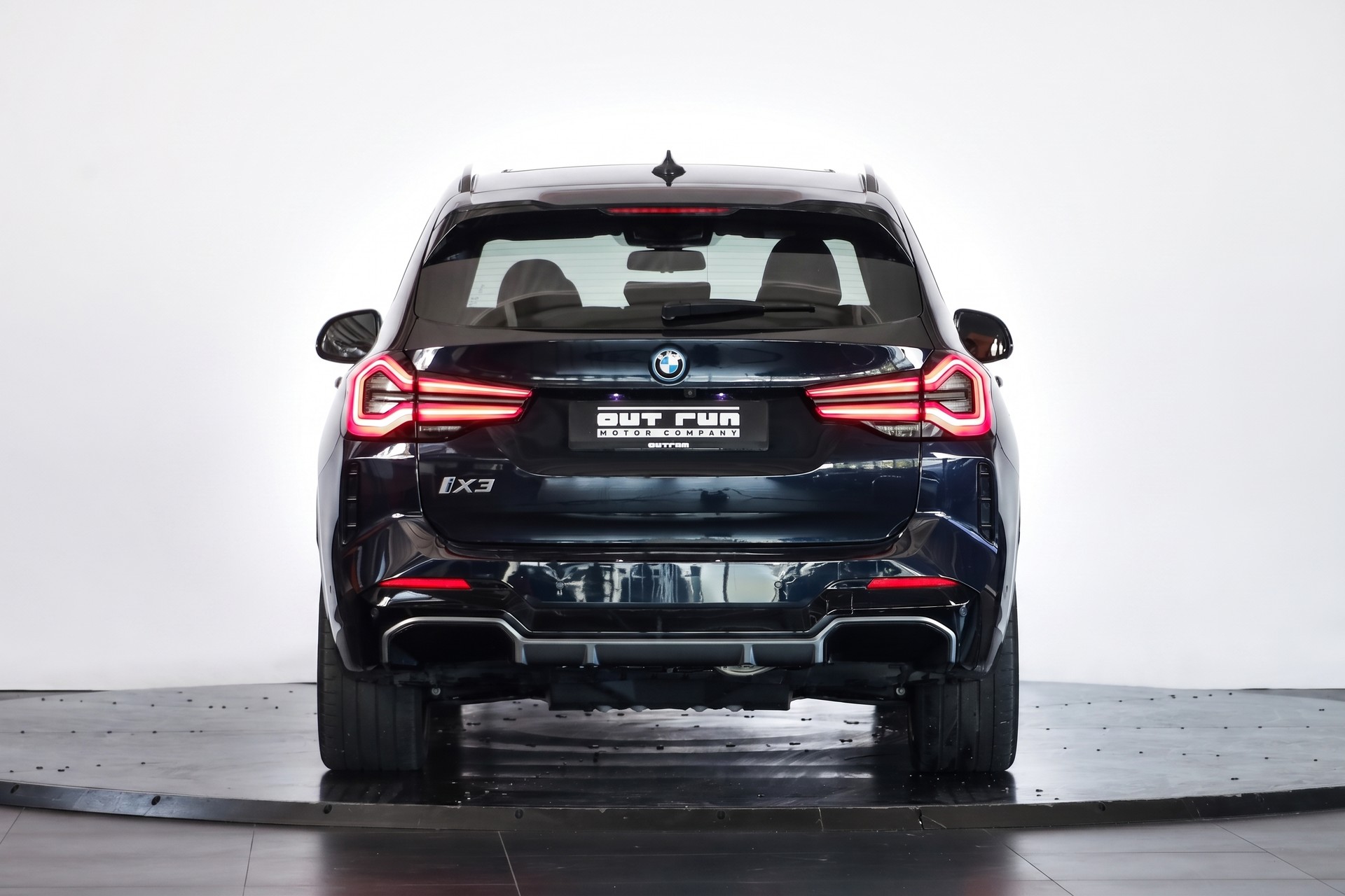 BMW iX3 Impressive-showroom-element-2