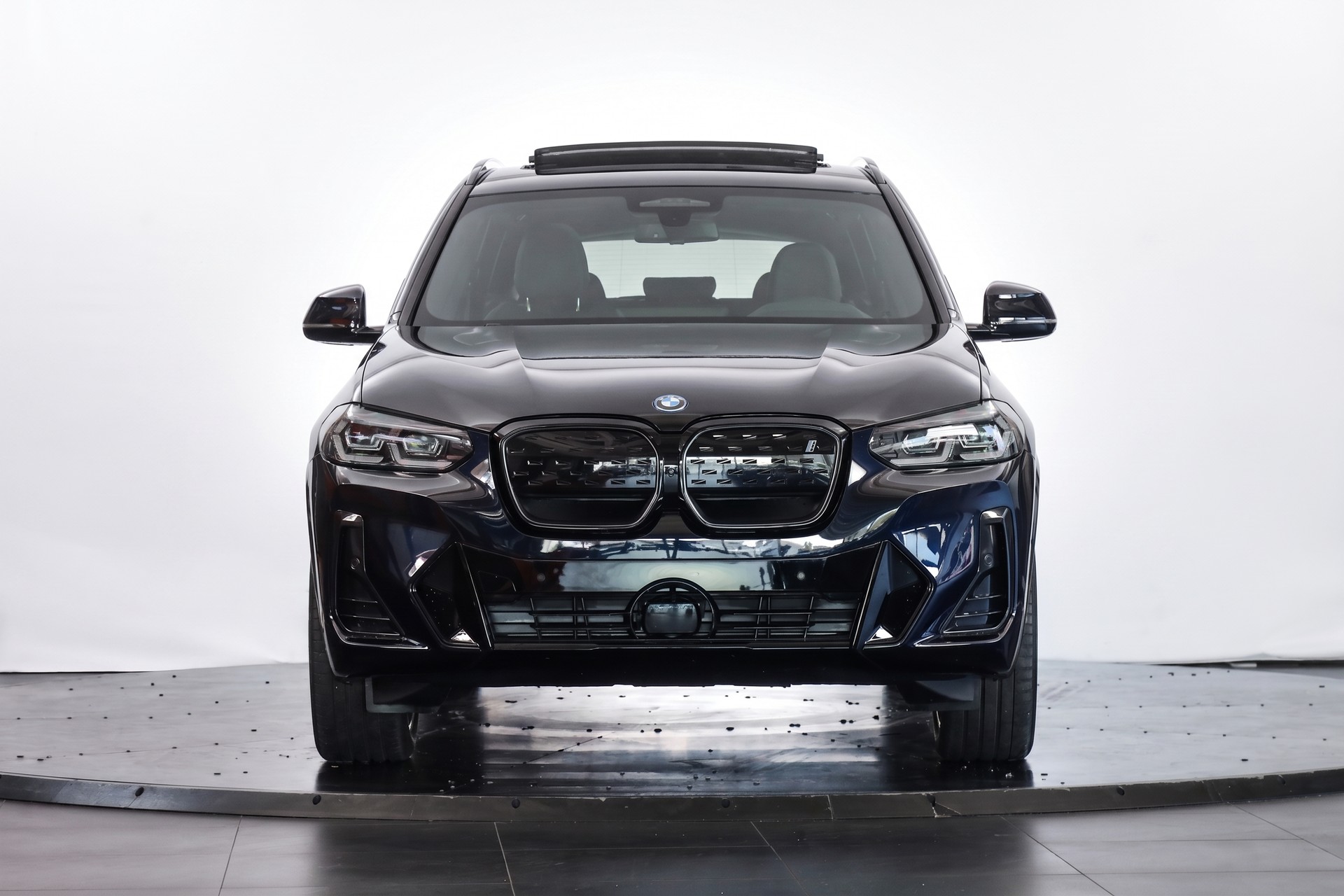 BMW iX3 Impressive-showroom-element-1
