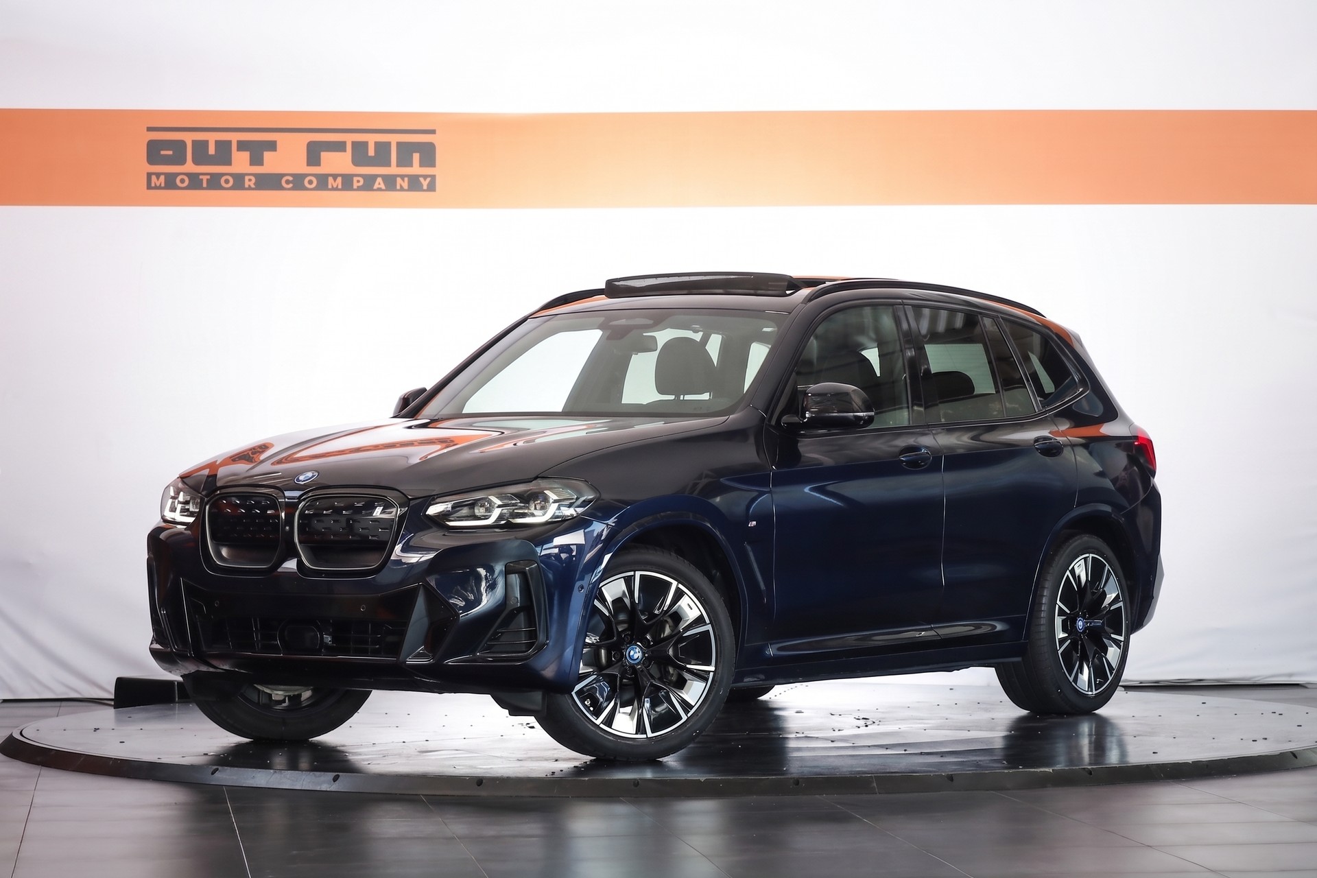 BMW iX3 Impressive-showroom-element-3