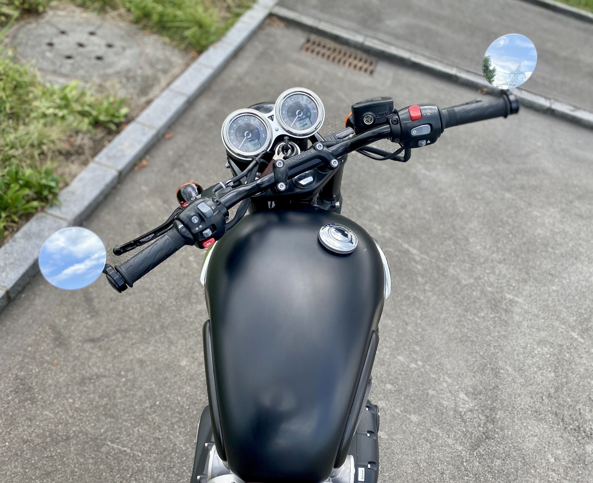 TRIUMPH Bonneville T120 Black-image-2