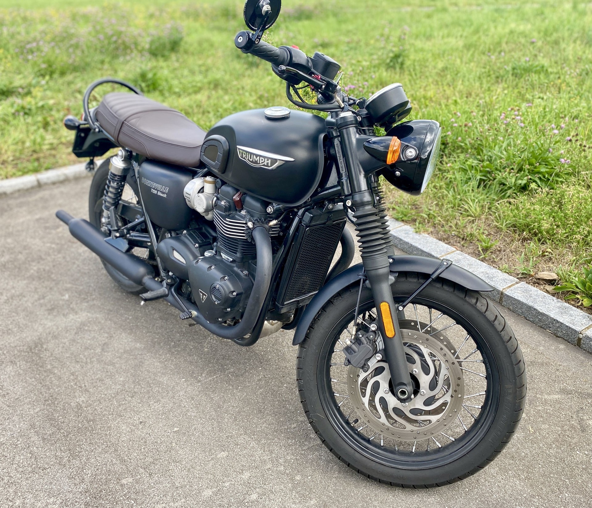 TRIUMPH Bonneville T120 Black-image-5