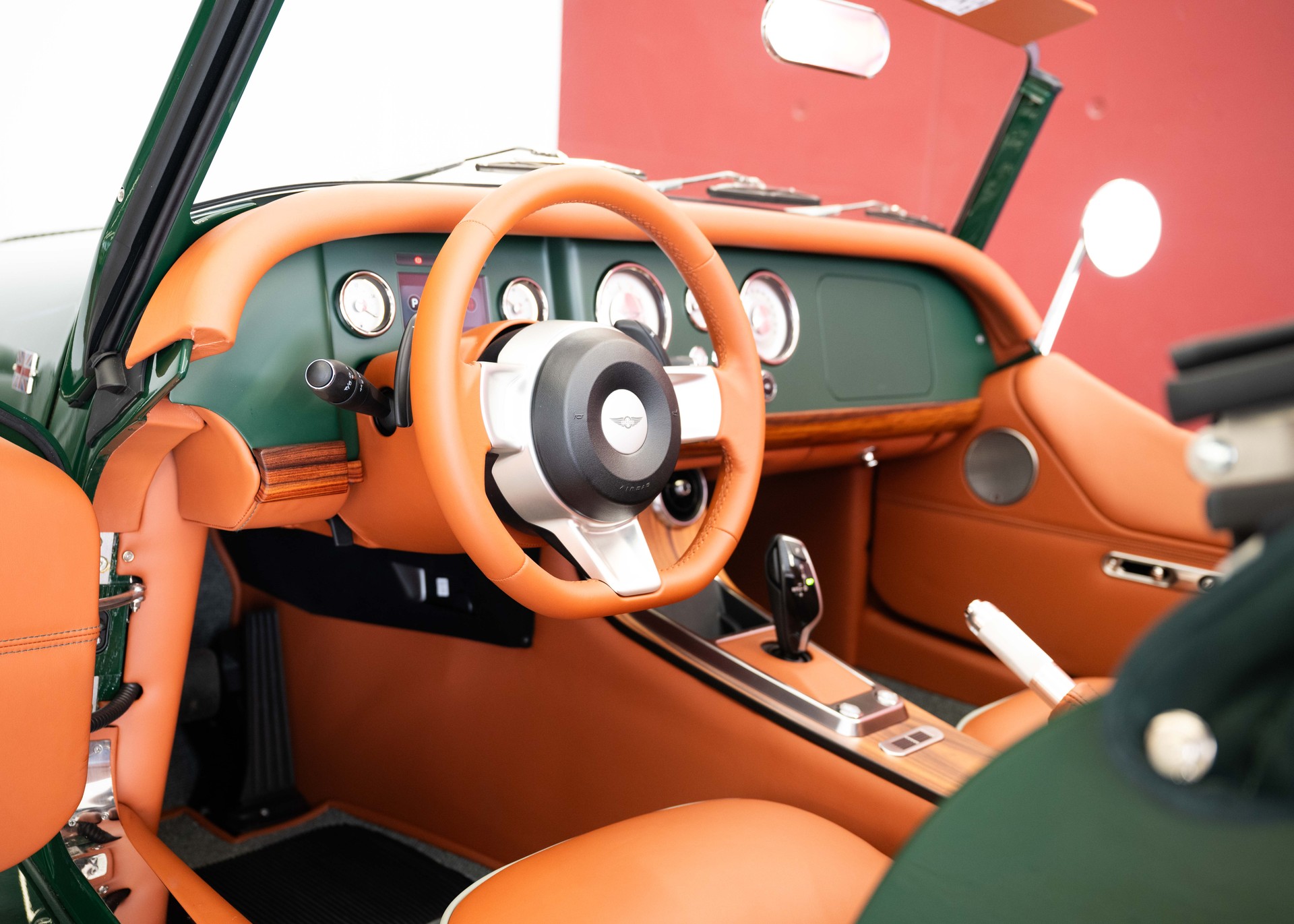 MORGAN Plus Four 2.0 Bespoke (MY 26, Swiss new car, 1 of 1 configuration, Porsche Irish Green, 30-month factory warranty)-image-17