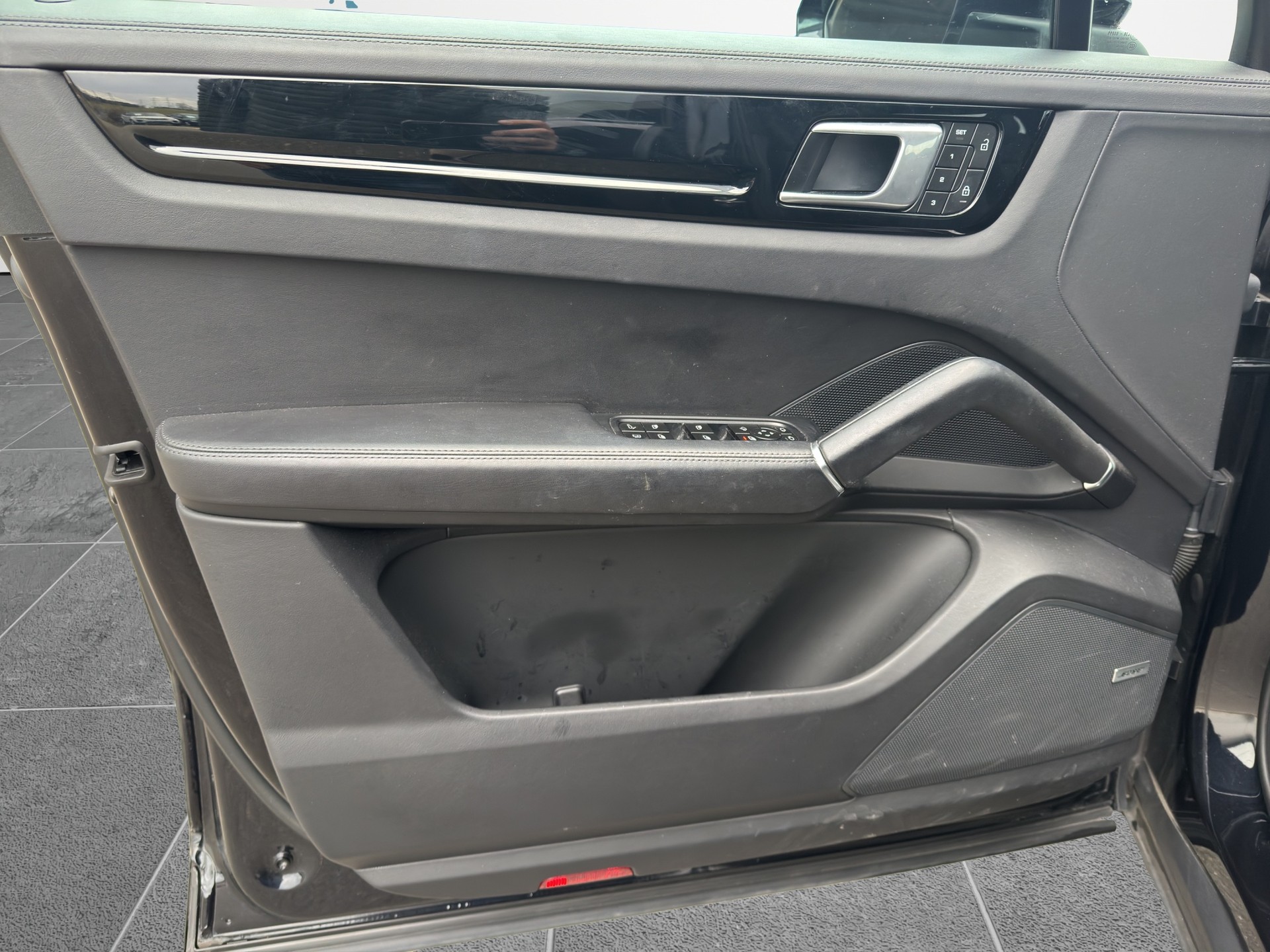 PORSCHE Cayenne Coupé 3.0 V6 E-Hybrid-image-10