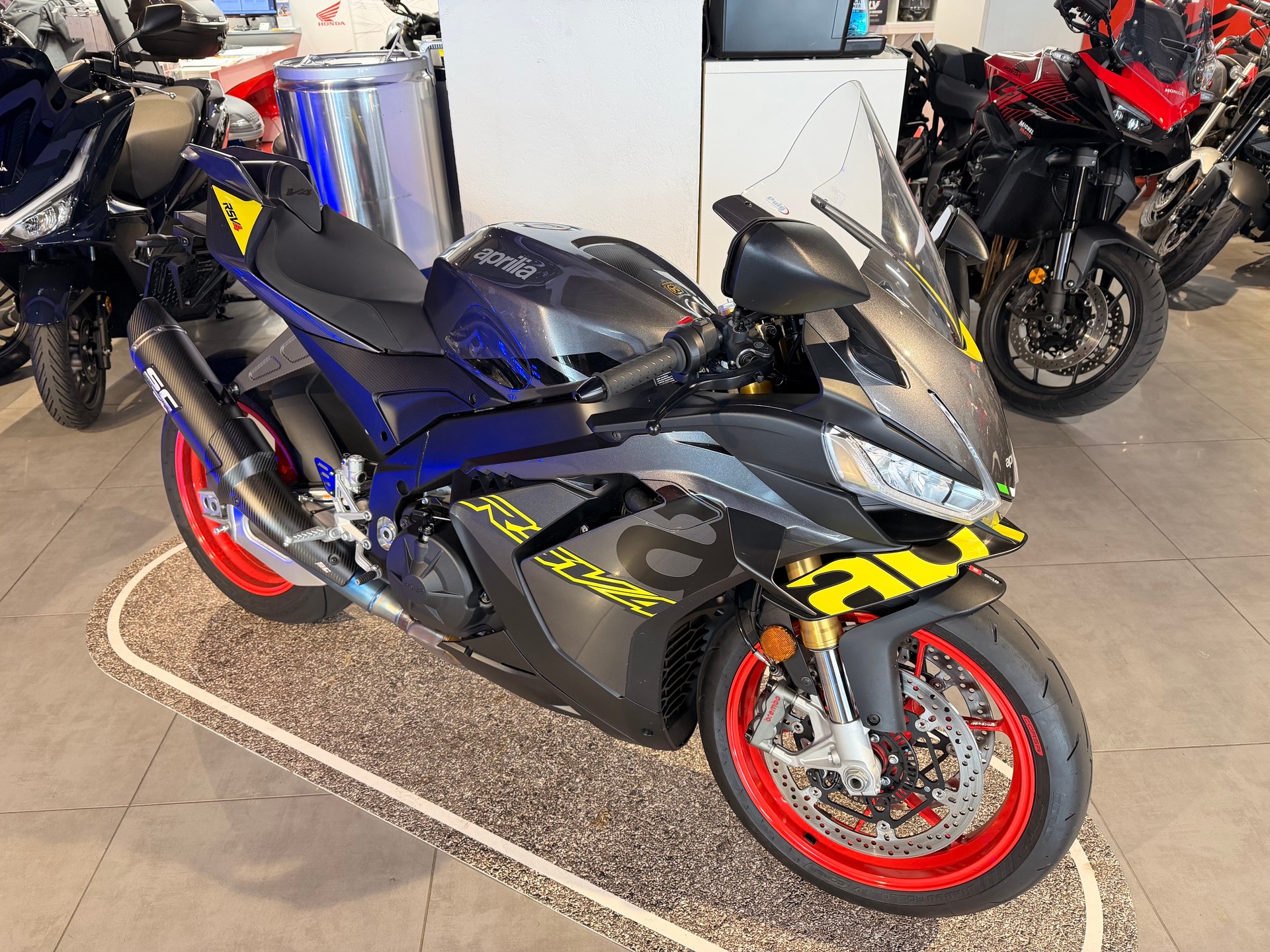APRILIA RSV4 1100 E5+-showroom-element-1