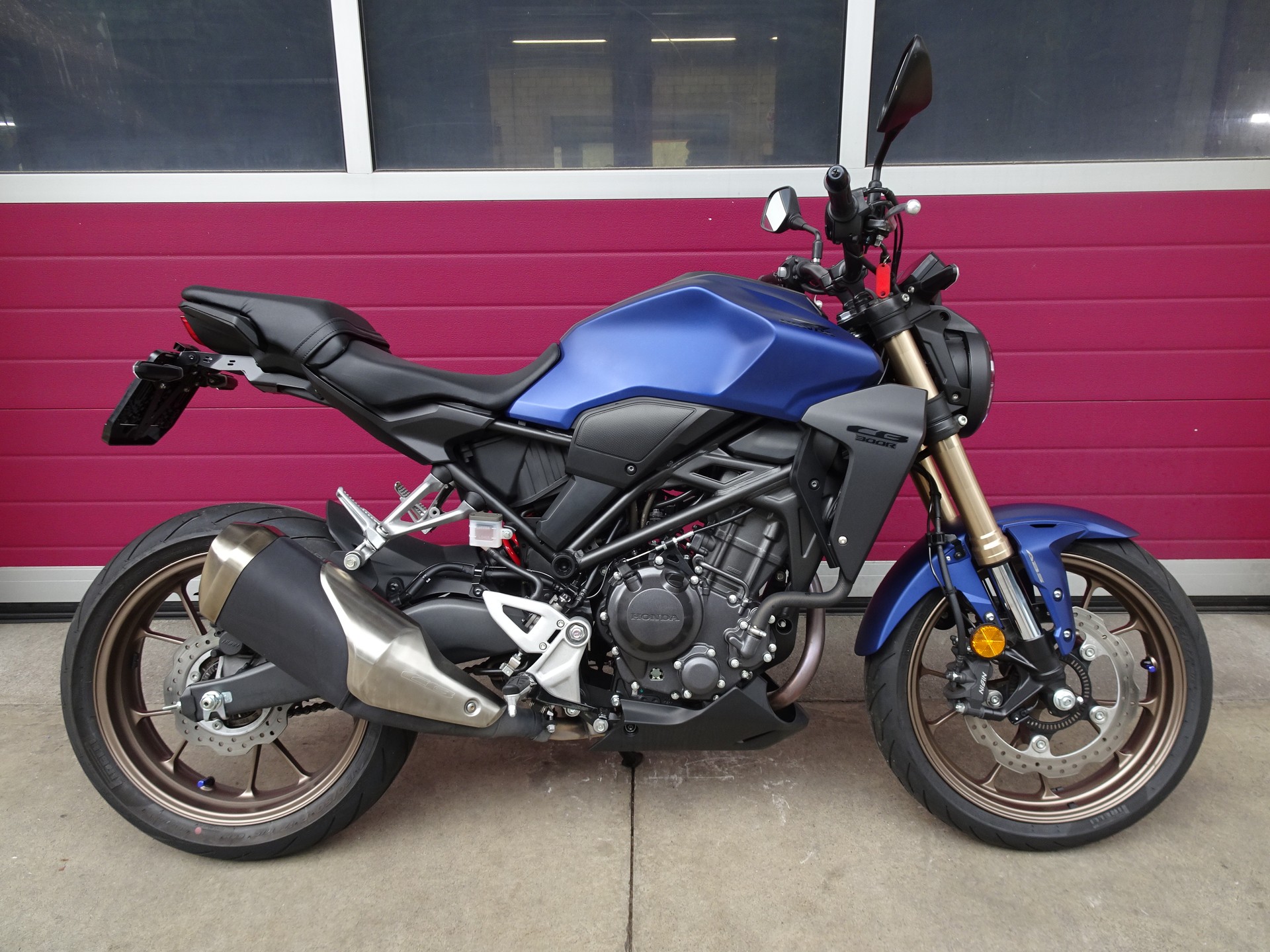 HONDA CB 300 R-image-0