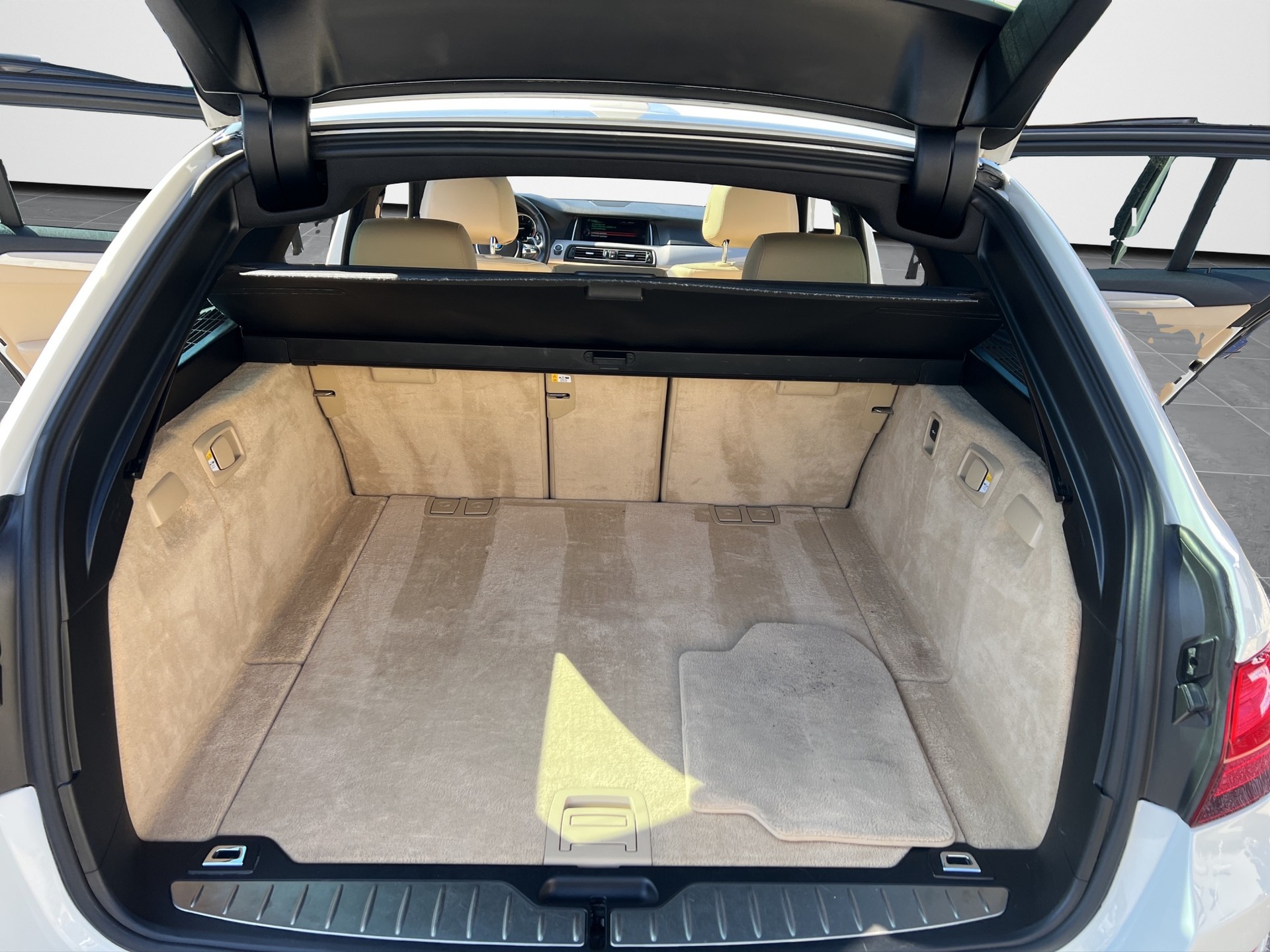BMW 530d xDrive Touring-image-16