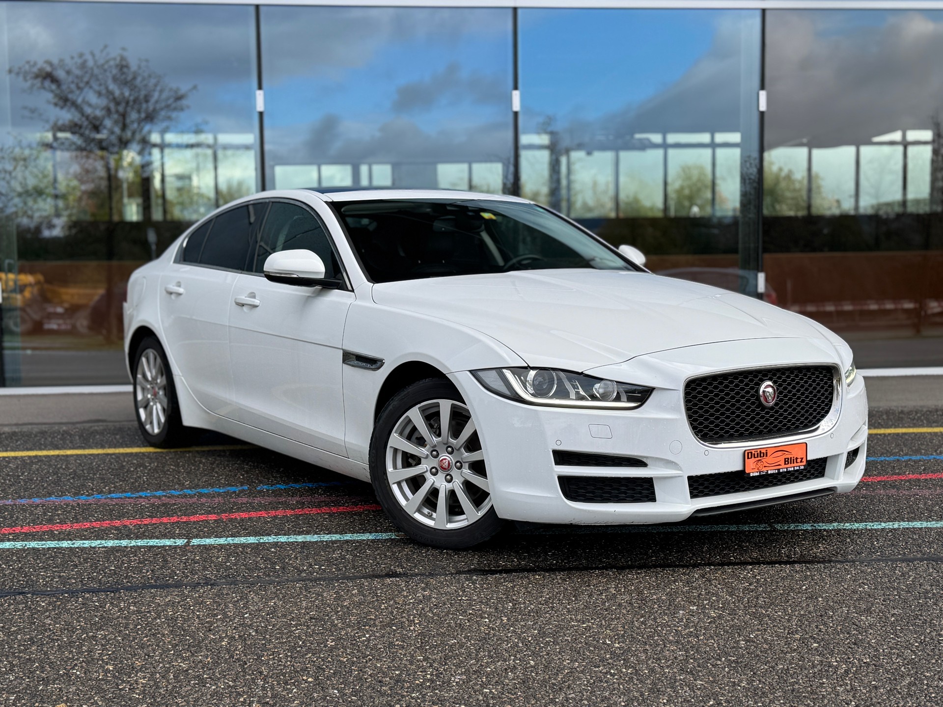 JAGUAR XE 20d Pure Automat-showroom-element-1