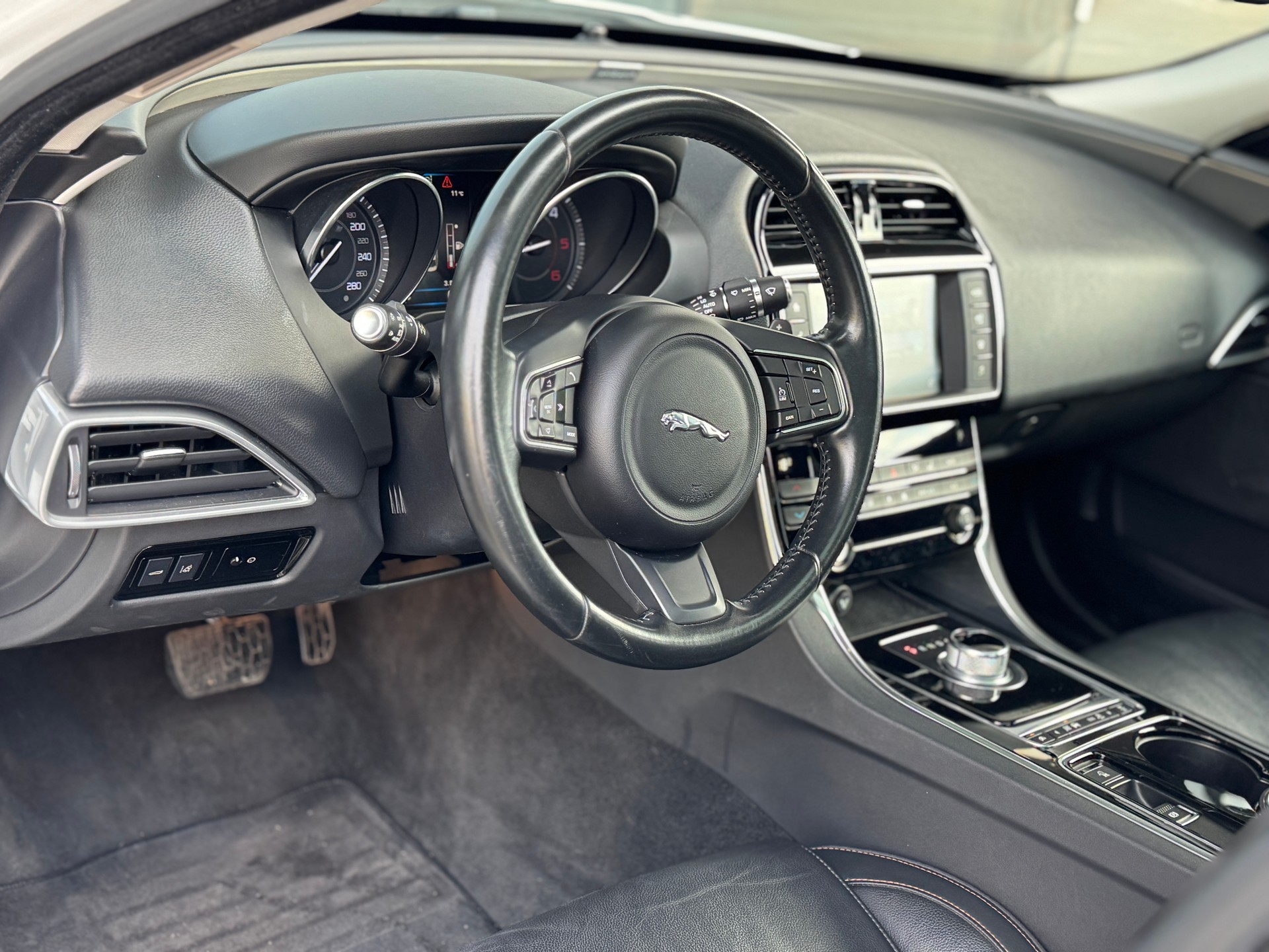 JAGUAR XE 20d Pure Automat-image-12