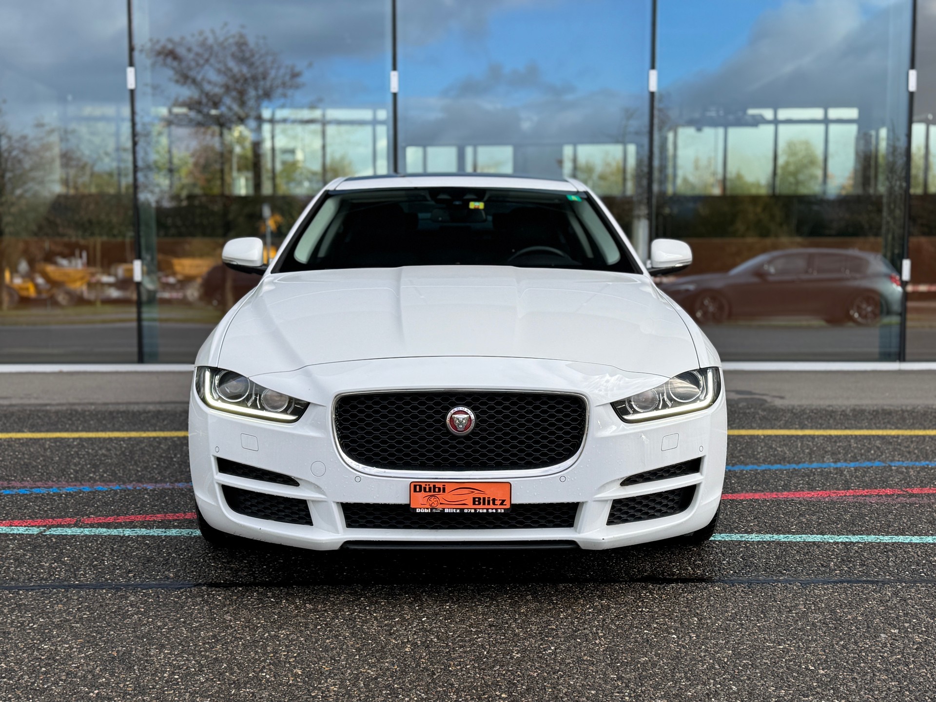 JAGUAR XE 20d Pure Automat-showroom-element-3